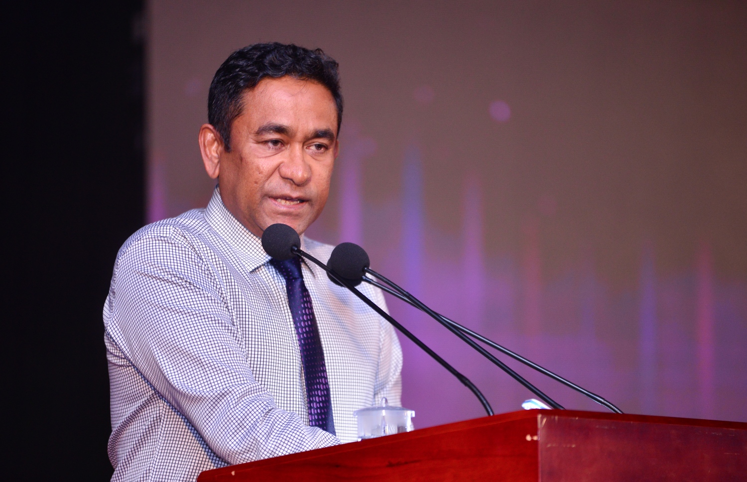 މާލެ: ނޮވެމްބަރު 26، 2017- މި އަހަރުގެ ޒުވާނުންގެ ގައުމީ ދުވަހުގެ ރަސްމީ ޖަލްސާގައި ރައީސް ޔާމީން ވާހަކަފުޅު ދައްކަވަނީ.---ފޮޓޯ: ހުސެއިން ވަހީދު/މިހާރު