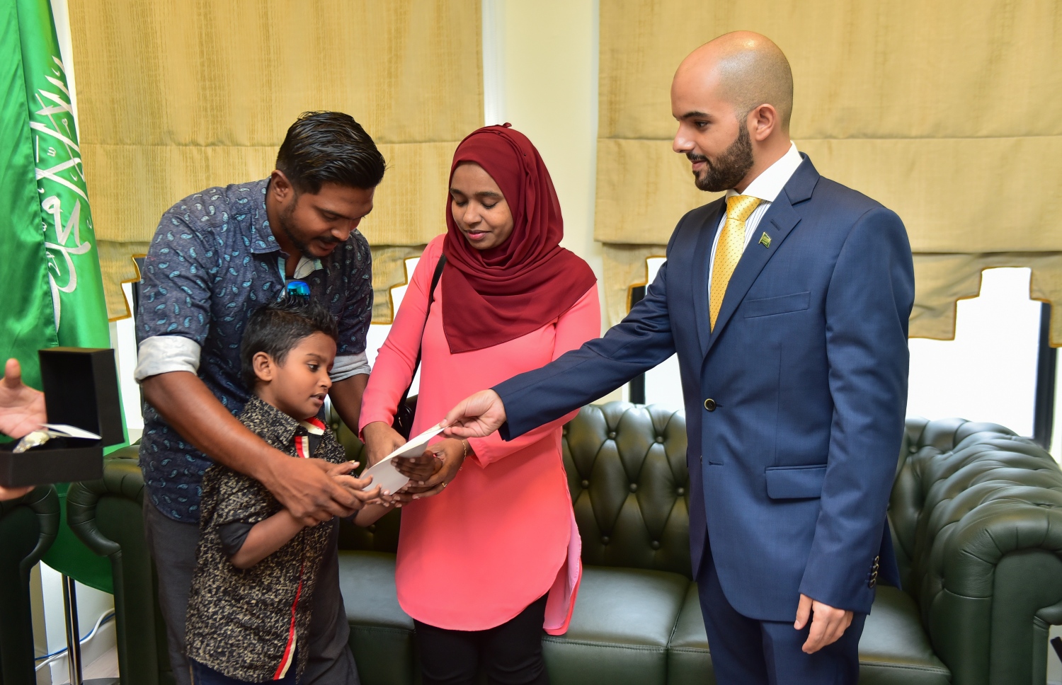 ސައުދީ އެމްބަސީގެ އިސް އޮފިޝަލަކު، އަޝްހަމަށް ފައިސާގެ އެހީއެއް ދެއްވަނީ-- ފޮޓޯ: ހުސެން ވަހީދު/ މިހާރު