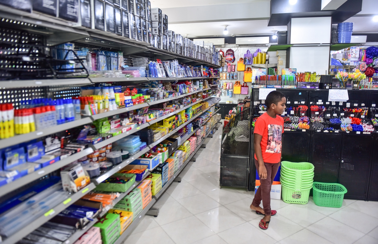 އިރާއީ ބުކްޝޮޕް: ތައުލީމާ ގުޅޭ ގިނަ ސާމާނު ލިބެން އެބަ ހުރި-- ފޮޓޯ: މިހާރު/ހުސައިން ވަހީދު