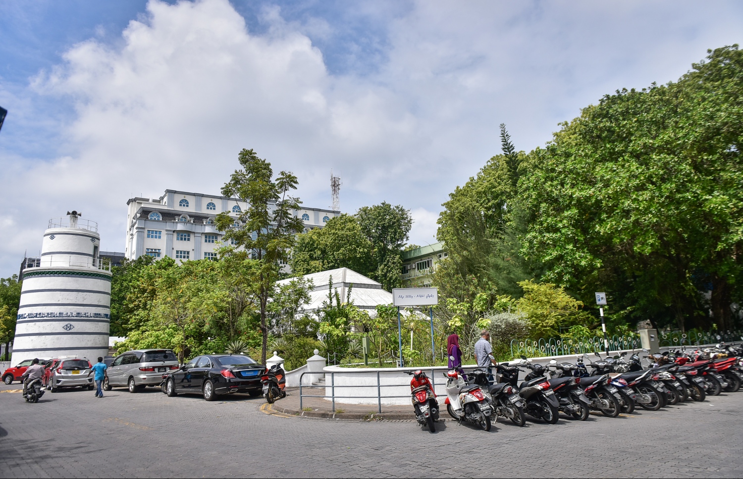 ހުކުރު މިސްކިތް ހިމެނޭ ސަރަހައްދު: ހައުސިން މިނިސްޓްރީން ތަރައްގީ ކުރަން ނިންމާފައި ވަނީ ހުކުރު މިސްކިތުގެ އިރަށް ވާ ގޮތަށް އޮންނަ ޕާކް: މިއީ ވެސް ހުސްކޮށް ބާއްވަން ޖެހޭ ތަނެއް ---ފޮޓޯ: ނިޝާން އަލީ/މިހާރު