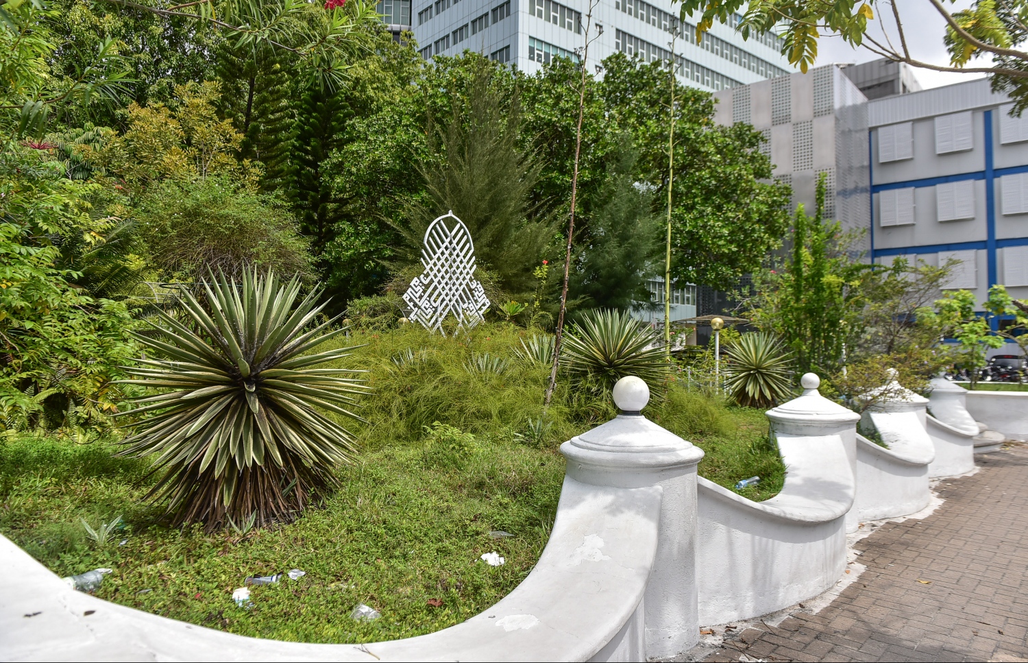 ހުކުރު މިސްކިތުގެ ގޯތިތެރޭގައި އަލަށް ތަރައްގީކުރަން އުޅޭ ސަރަހައްދު: މިއީ ވެސް ހުސްކޮށް ބާއްވަން ޖެހޭ ތަނެއް ---ފޮޓޯ: ނިޝާން އަލީ/މިހާރު