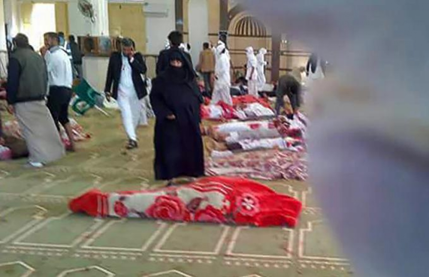 މިސްރުގެ ރައުދާ މިސްކިތަށް ދިން ހަމަލާގައި މަރުވި މީހުންގެ ހަށިތައް މިސްކިތުގެ ތެރޭގައި. --ފޮޓޯ:ސީއެންއެން