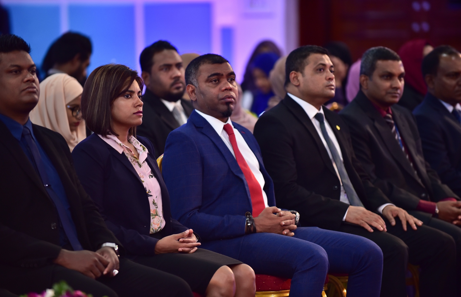 މާލެ: ނޮވެމްބަރު 28، 2017- ދަރުބާރުގޭގައި ކުރިއަށް ގެންދާ ޔޫތު ފޯރަމް ފެށުމުގެ ރަސްމިއްޔާތުގައި ބައިވެރިވެވަޑައިގެންނެވި، ސަރުކާރުގެ ބައެއް އިސްވެރިން.---ފޮޓޯ: ހުސެއިން ވަހީދު/މިހާރު