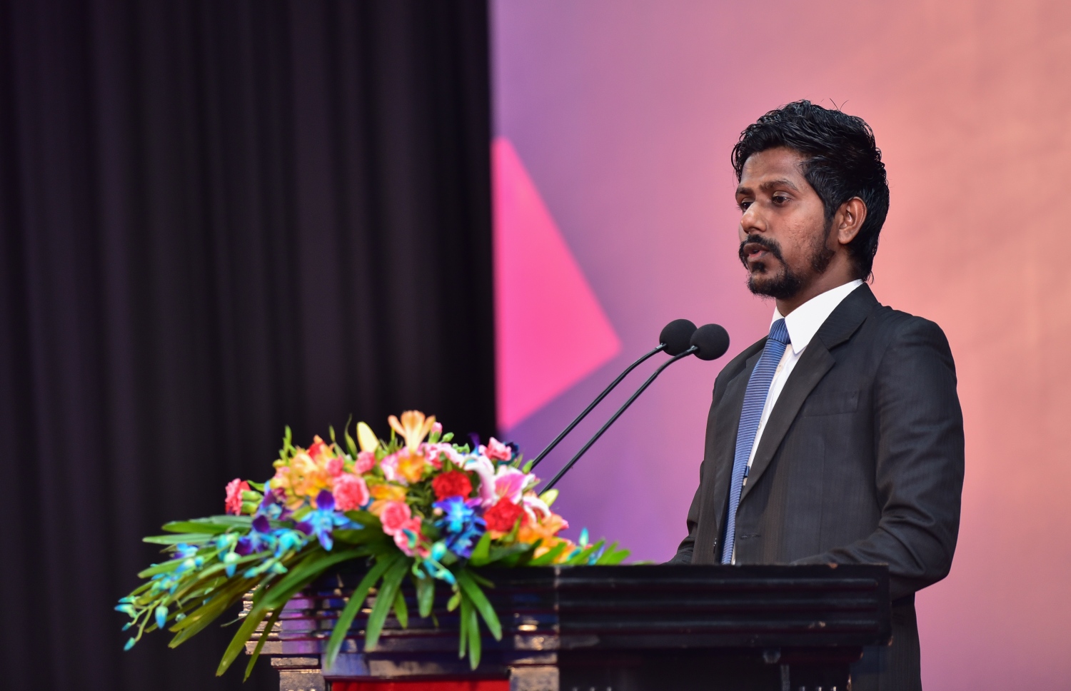 މާލެ: ނޮވެމްބަރު 28، 2017- ދަރުބާރުގޭގައި ކުރިއަށް ގެންދާ ޔޫތު ފޯރަމްގައި ޔޫތު މިނިސްޓްރީގެ ކޯޑިނޭޓަރު އަމީން ވާހަކަ ދައްކަވަނީ.---ފޮޓޯ: ހުސެއިން ވަހީދު/މިހާރު