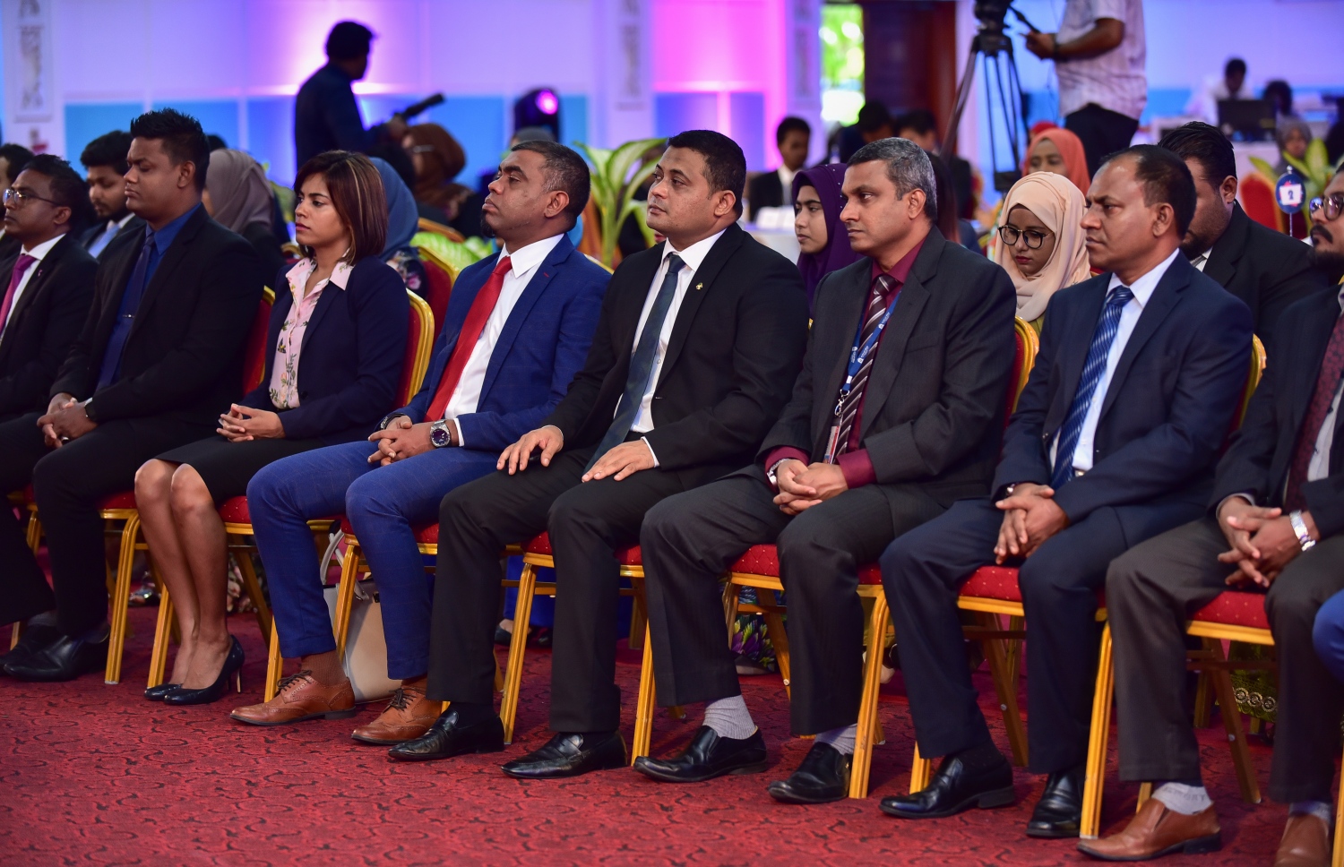 މާލެ: ނޮވެމްބަރު 28، 2017- ދަރުބާރުގޭގައި ކުރިއަށް ގެންދާ ޔޫތު ފޯރަމް ފެށުމުގެ ރަސްމިއްޔާތުގައި ބައިވެރިވެވަޑައިގެންނެވި، ސަރުކާރުގެ ބައެއް އިސްވެރިން.---ފޮޓޯ: ހުސެއިން ވަހީދު/މިހާރު