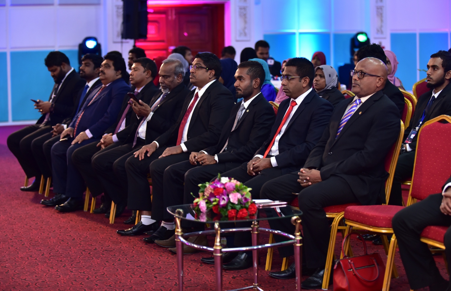 މާލެ: ނޮވެމްބަރު 28، 2017- ދަރުބާރުގޭގައި ކުރިއަށް ގެންދާ ޔޫތު ފޯރަމް ފެށުމުގެ ރަސްމިއްޔާތުގައި ބައިވެރިވެވަޑައިގެންނެވި، ސަރުކާރުގެ ބައެއް އިސްވެރިން.---ފޮޓޯ: ހުސެއިން ވަހީދު/މިހާރު