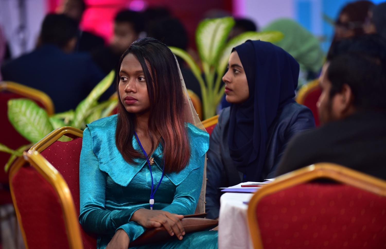 މާލެ: ނޮވެމްބަރު 28، 2017- ދަރުބާރުގޭގައި ކުރިއަށް ގެންދާ ޔޫތު ފޯރަމް ފެށުމުގެ ރަސްމިއްޔާތުގައި ބައިވެރިވި ޒުވާން އަންހެނެއް.---ފޮޓޯ: ހުސެއިން ވަހީދު/މިހާރު