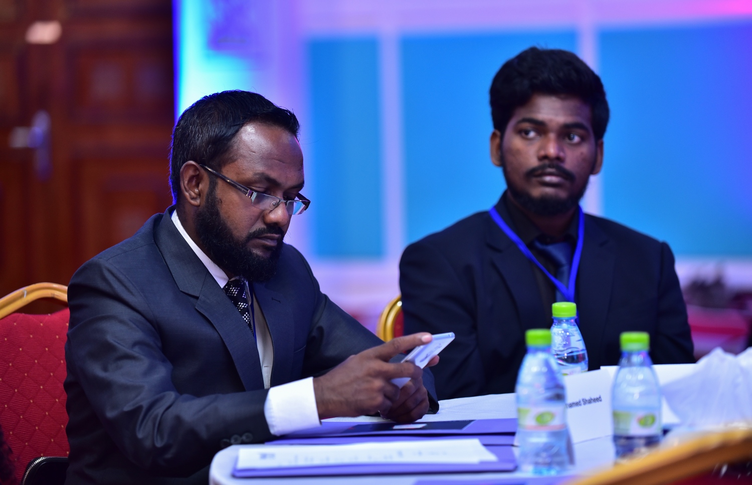 މާލެ: ނޮވެމްބަރު 28، 2017- ދަރުބާރުގޭގައި ކުރިއަށް ގެންދާ ޔޫތު ފޯރަމް ފެށުމުގެ ރަސްމިއްޔާތުގައި ބައިވެރިވި ބައެއް ޒުވާނުން.---ފޮޓޯ: ހުސެއިން ވަހީދު/މިހާރު