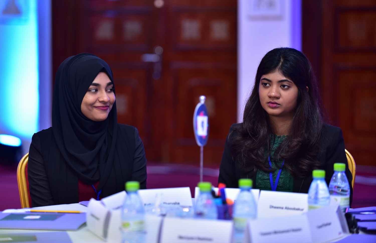 މާލެ: ނޮވެމްބަރު 28، 2017- ދަރުބާރުގޭގައި ކުރިއަށް ގެންދާ ޔޫތު ފޯރަމް ފެށުމުގެ ރަސްމިއްޔާތުގައި ބައިވެރިވި ބައެއް ޒުވާނުން.---ފޮޓޯ: ހުސެއިން ވަހީދު/މިހާރު