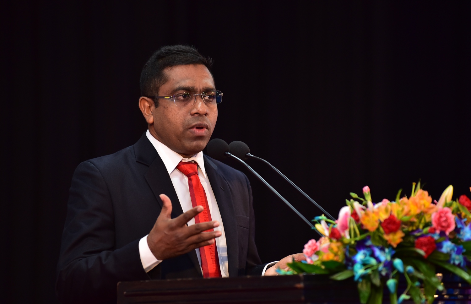 މާލެ: ނޮވެމްބަރު 28، 2017- ދަރުބާރުގޭގައި ކުރިއަށް ގެންދާ ޔޫތު ފޯރަމް ފެށުމުގެ ރަސްމިއްޔާތުގައި ގެމަނަފުށީ ދާއިރާގެ ޕީޕީއެމްގެ މެމްބަރު ޖަމީލް އުސްމާން ވާހަކަ ދައްކަވަނީ.---ފޮޓޯ: ހުސެއިން ވަހީދު/މިހާރު