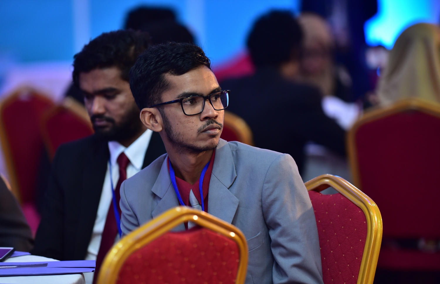 މާލެ: ނޮވެމްބަރު 28، 2017- ދަރުބާރުގޭގައި ކުރިއަށް ގެންދާ ޔޫތު ފޯރަމް ފެށުމުގެ ރަސްމިއްޔާތުގައި ބައިވެރިވި ބައެއް ޒުވާނުން.---ފޮޓޯ: ހުސެއިން ވަހީދު/މިހާރު