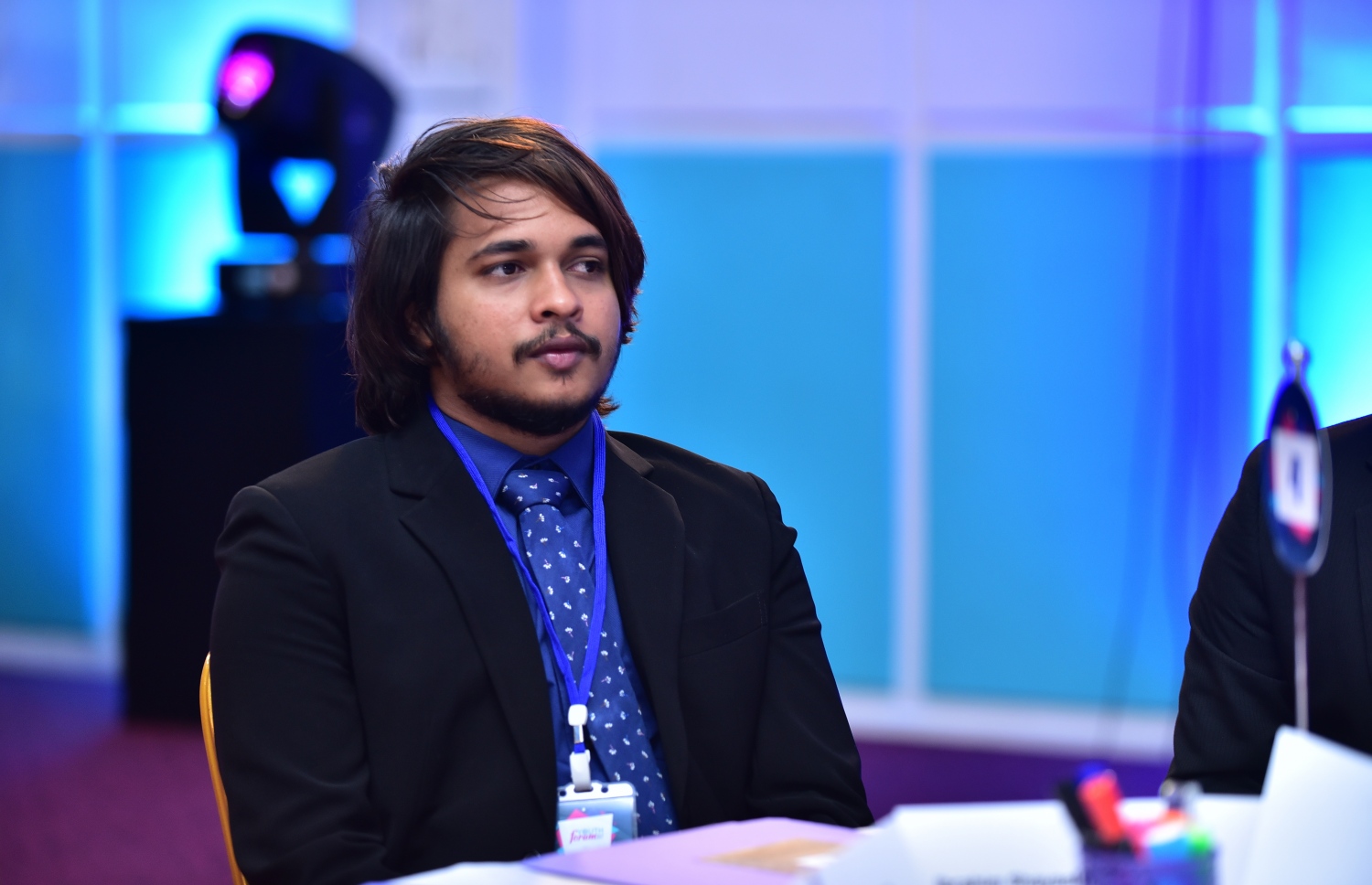 މާލެ: ނޮވެމްބަރު 28، 2017- ދަރުބާރުގޭގައި ކުރިއަށް ގެންދާ ޔޫތު ފޯރަމް ފެށުމުގެ ރަސްމިއްޔާތުގައި ބައިވެރިވި ޒުވާނެއް.---ފޮޓޯ: ހުސެއިން ވަހީދު/މިހާރު