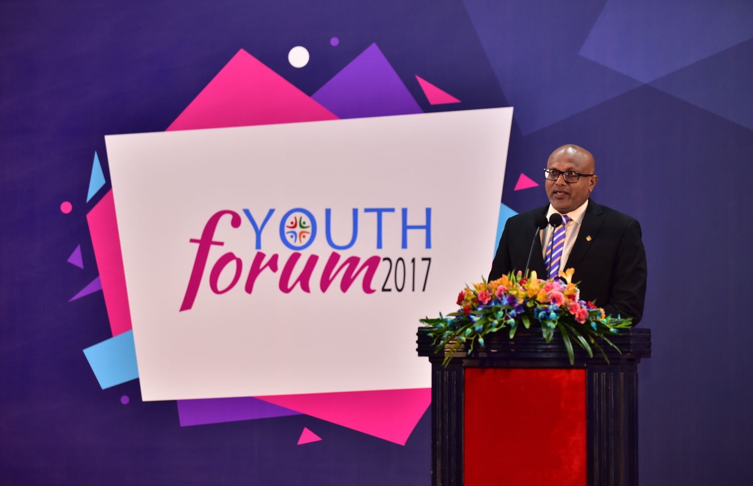 މާލެ: ނޮވެމްބަރު 28، 2017- ދަރުބާރުގޭގައި ކުރިއަށް ގެންދާ ޔޫތު ފޯރަމް ފެށުމުގެ ރަސްމިއްޔާތުގައި، އެ ފޯރަމްގެ މޮޑަރޭޓަރު އަހުމަދު ހަސަން ދީދީ (ރެޑިއަމް) ވާހަކަ ދައްކަވަނީ.---ފޮޓޯ: ހުސެއިން ވަހީދު/މިހާރު