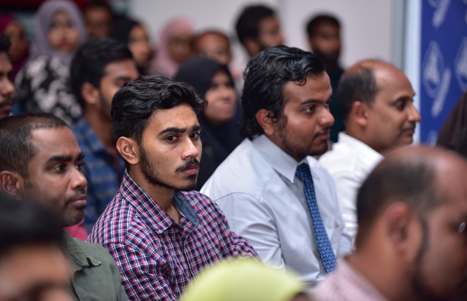 މަތީ ތައުލީމުގެ ލޯނު ލިބުނު ދަރިވަރުންނަށް އެކަމުގެ ލިޔުން ހަވާލުކުރުމަށް މިރޭ ބޭއްވި ރަސްމިއްޔާތުގައި ބައިވެރިވި ބައެއް ދަރިވަރުން.-- ފޮޓޯ: ހުސެއިން ވަހީދު/ މިހާރު