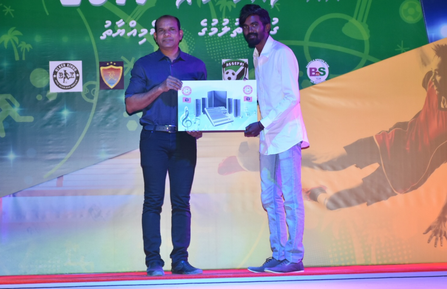 އެއް ލައްކަ ކަޕްގެ ގުރުއަތުލުމުގެ ރަސްމިއްޔާތުގެ ތެރެއިން.--