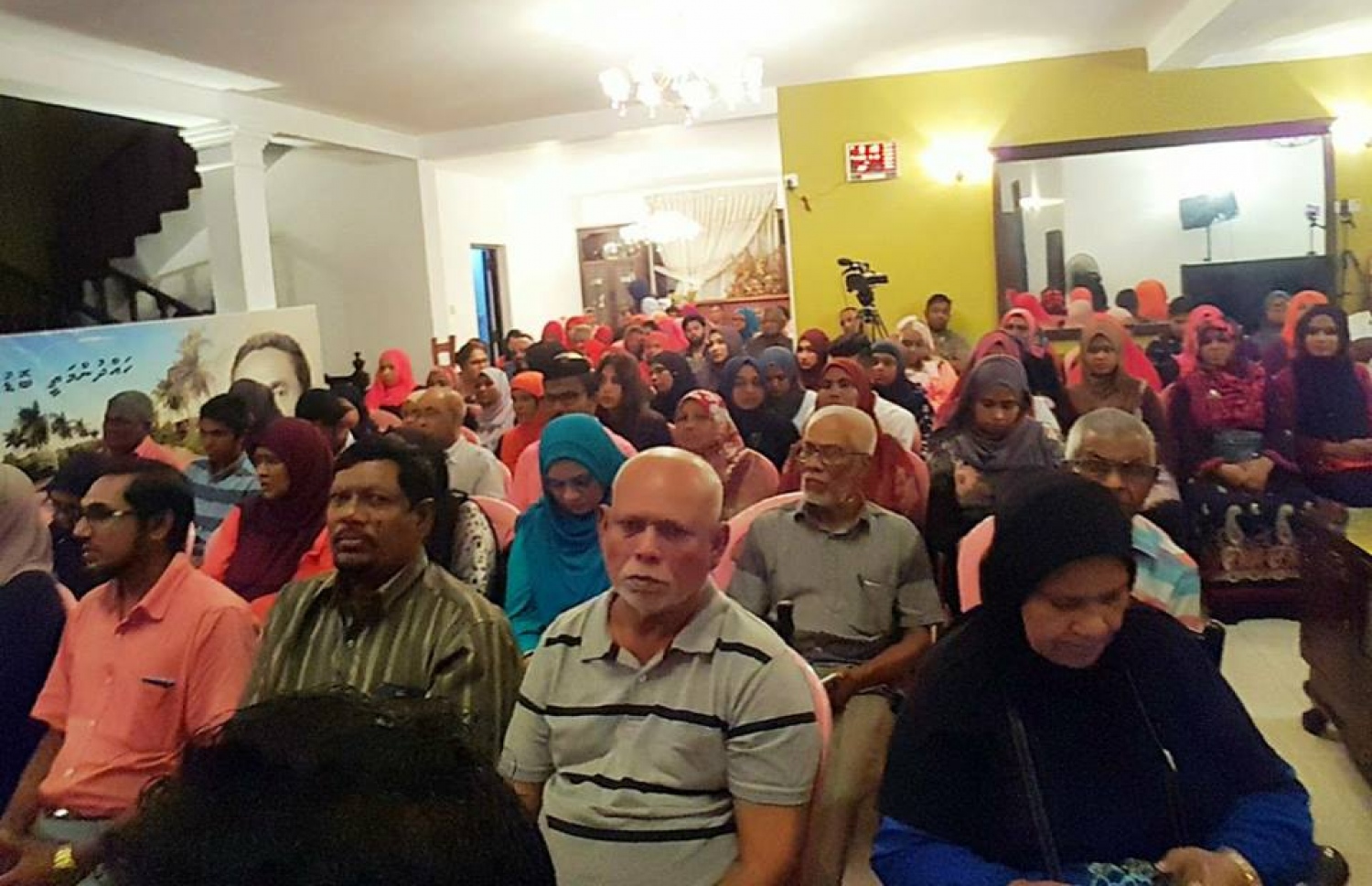 ޕީޕީއެމުން ލަންކާގައި ރޭ ބޭއްވި ޖަލްސާގައި އެ ގައުމުގެ ދިރިއުޅޭ ބައެއް ދިވެހިން ބައިވެރިވަނީ. - ފޮޓޯ: ޕީޕީއެމް