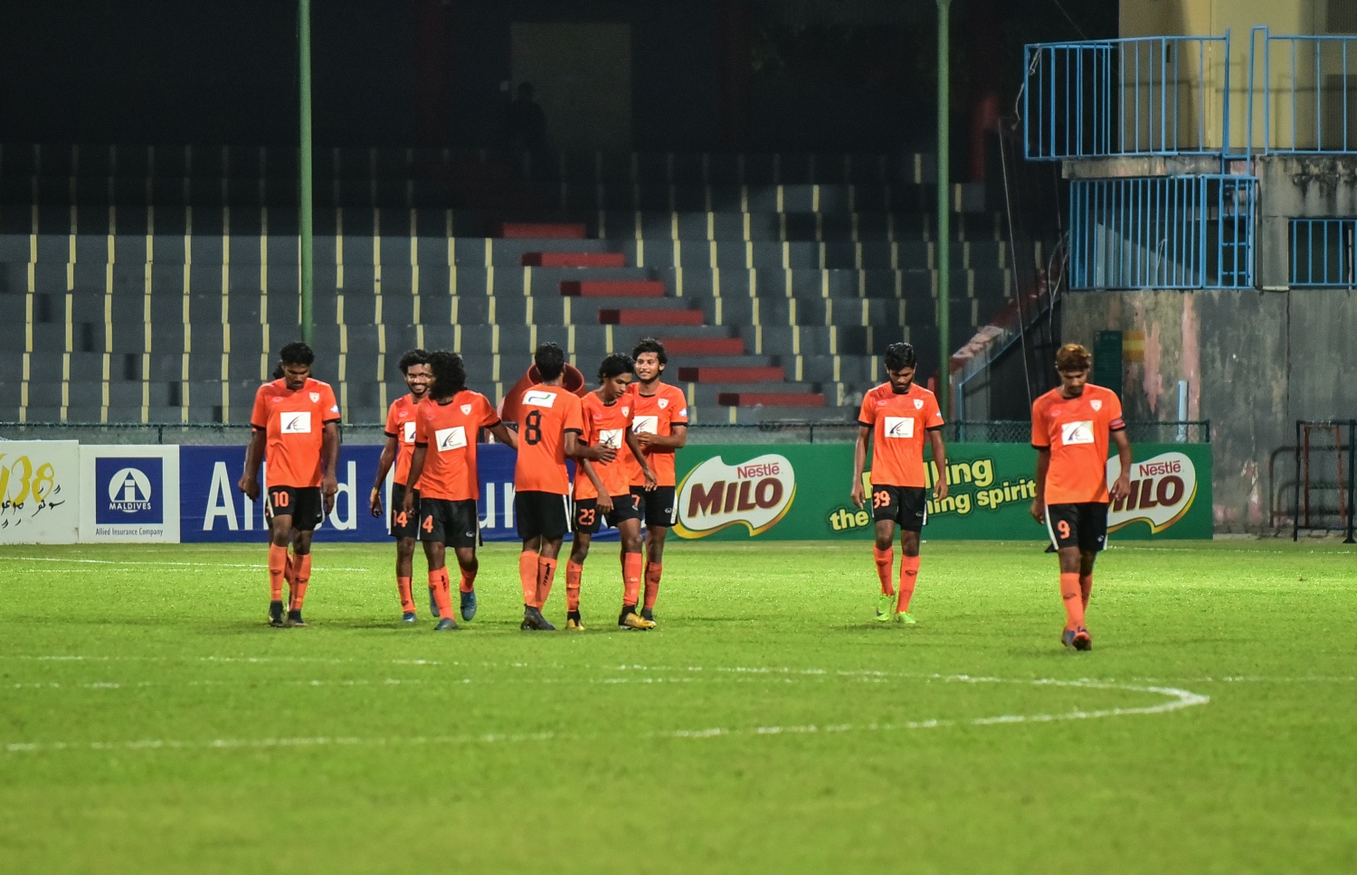 ރޭގެ މެޗުގެ ތެރެއިން އީގަލްސް ކުޅުންތެރިން ލަނޑު ޖެހުމަށް ފަހު.-- ފޮޓޯ: ހުސެއިން ވަހީދު/ މިހާރު