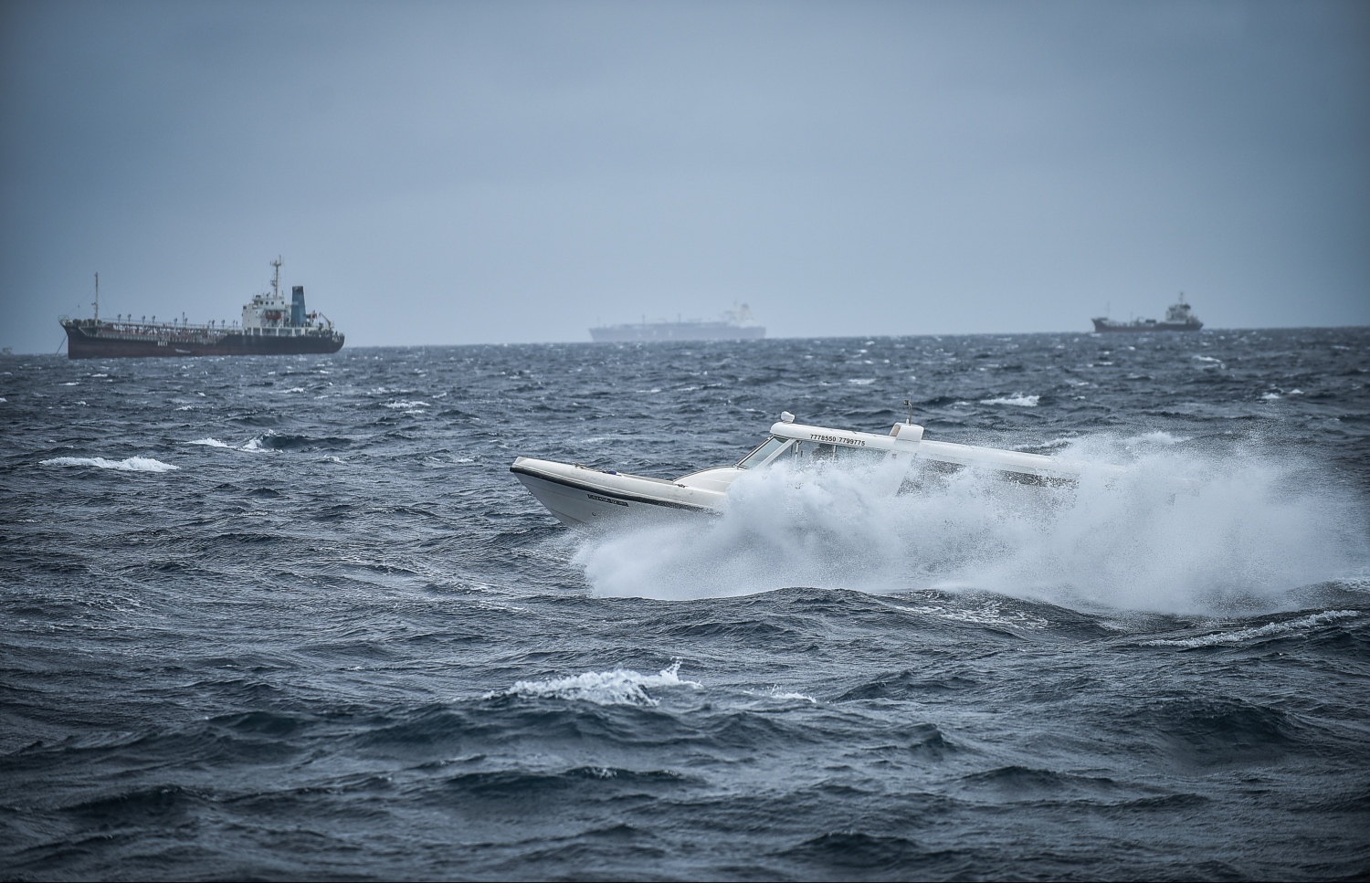 މާލެ: ނޮވެމްބަރު 30، 2017- ބާރުގަދަ ކޮޅިގަނޑުގެ ބިޔަ ރާޅުތަކުގެ ތެރެއިން ދުއްވާފައި ދާ ލޯންޗެއް: ސްރީ ލަންކާ ކައިރީގައި އުފެދިފައިވާ ކޮޅިގަނޑުގެ ބާރު ގަދަވުމާ އެކު އެގައުމަށް ރެޑް އެލާޓް ނެރެފައިވާއިރު، އެ ކޮޅިގަނޑުގެ އަސަރު ރާއްޖެއަށް ވެސް ކޮށްފައި. މި ކޮޅިގަނޑާ ގުޅިގެން ވިއްސާރައިގެ އަސަރު އެންމެ ބޮޑަށް ކުރާނީ އުތުރާއި މެދު ރާއްޖޭގެ ހިސާބުތަކަށް ކަމަށް މޯލްޑިވްސް މީޓިއޮރޮލޮޖިކަލް ސެންޓަރު (މެޓް) އިން ވަނީ ބުނެފައި.---ފޮޓޯ: ނިޝާން އަލީ/މިހާރު