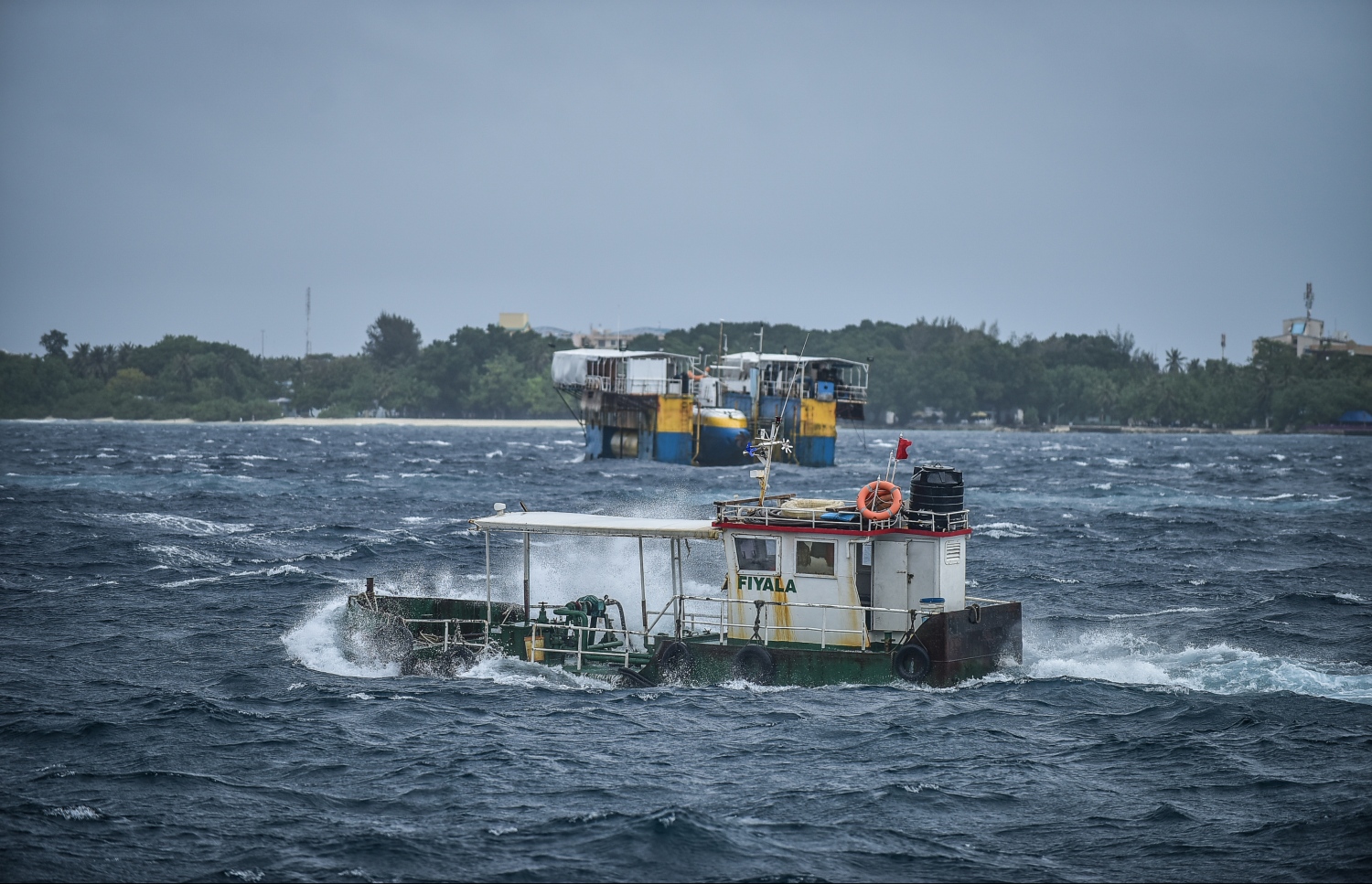 މާލެ: ނޮވެމްބަރު 30، 2017- ބާރުގަދަ ކޮޅިގަނޑާ އެކު އުފެދުނު ބިޔަ ރާޅުތަކުގެ ތެރެއިން ދުއްވާފައި ދާ ތެޔޮބޯޓެއް. ސްރީ ލަންކާ ކައިރީގައި އުފެދިފައިވާ ކޮޅިގަނޑުގެ ބާރު ގަދަވުމާ އެކު އެގައުމަށް ރެޑް އެލާޓް ނެރެފައިވާއިރު، އެ ކޮޅިގަނޑުގެ އަސަރު ރާއްޖެއަށް ވެސް ކޮށްފައި. މި ކޮޅިގަނޑާ ގުޅިގެން ވިއްސާރައިގެ އަސަރު އެންމެ ބޮޑަށް ކުރާނީ އުތުރާއި މެދު ރާއްޖޭގެ ހިސާބުތަކަށް ކަމަށް މޯލްޑިވްސް މީޓިއޮރޮލޮޖިކަލް ސެންޓަރު (މެޓް) އިން ވަނީ ބުނެފައި.---ފޮޓޯ: ނިޝާން އަލީ/މިހާރު