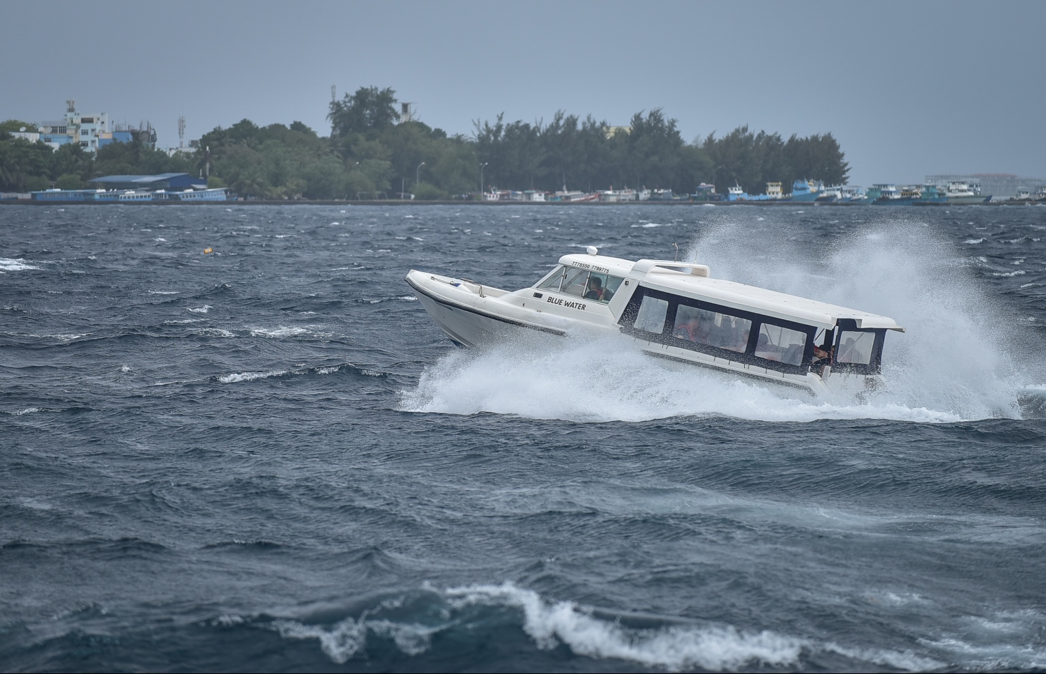 މާލެ: ނޮވެމްބަރު 30، 2017- ބާރުގަދަ ކޮޅިގަނޑުގެ ބިޔަ ރާޅުތަކުގެ ތެރެއިން ދުއްވާފައި ދާ ލޯންޗެއް. ސްރީ ލަންކާ ކައިރީގައި އުފެދިފައިވާ ކޮޅިގަނޑުގެ ބާރު ގަދަވުމާ އެކު އެގައުމަށް ރެޑް އެލާޓް ނެރެފައިވާއިރު، އެ ކޮޅިގަނޑުގެ އަސަރު ރާއްޖެއަށް ވެސް ކޮށްފައި. މި ކޮޅިގަނޑާ ގުޅިގެން ވިއްސާރައިގެ އަސަރު އެންމެ ބޮޑަށް ކުރާނީ އުތުރާއި މެދު ރާއްޖޭގެ ހިސާބުތަކަށް ކަމަށް މޯލްޑިވްސް މީޓިއޮރޮލޮޖިކަލް ސެންޓަރު (މެޓް) އިން ވަނީ ބުނެފައި.---ފޮޓޯ: ނިޝާން އަލީ/މިހާރު