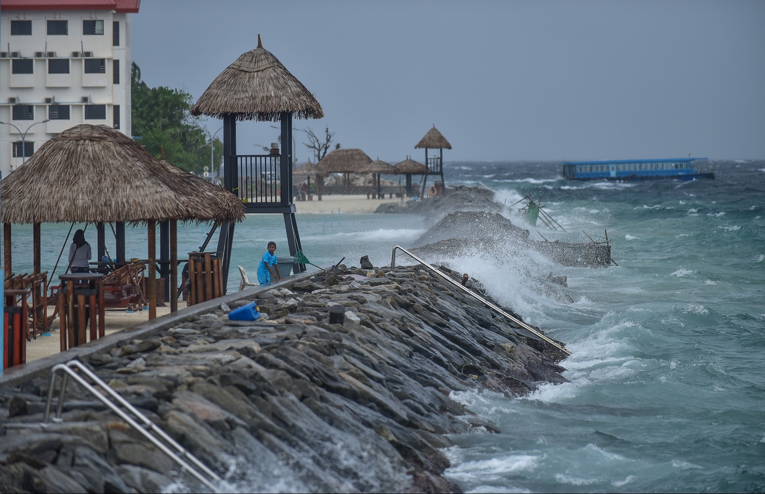 މާލެ: ނޮވެމްބަރު 30، 2017- ރަސްފަންނު ސަރަހައްދަށް ރާޅު އަރަނީ: ސްރީ ލަންކާ ކައިރީގައި އުފެދިފައިވާ ކޮޅިގަނޑުގެ ބާރު ގަދަވުމާ އެކު އެގައުމަށް ރެޑް އެލާޓް ނެރެފައިވާއިރު، އެ ކޮޅިގަނޑުގެ އަސަރު ރާއްޖެއަށް ވެސް ކޮށްފައި. މި ކޮޅިގަނޑާ ގުޅިގެން ވިއްސާރައިގެ އަސަރު އެންމެ ބޮޑަށް ކުރާނީ އުތުރާއި މެދު ރާއްޖޭގެ ހިސާބުތަކަށް ކަމަށް މޯލްޑިވްސް މީޓިއޮރޮލޮޖިކަލް ސެންޓަރު (މެޓް) އިން ވަނީ ބުނެފައި.---ފޮޓޯ: ނިޝާން އަލީ/މިހާރު