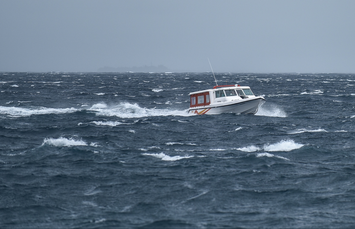 މާލެ: ނޮވެމްބަރު 30، 2017- ބާރުގަދަ ކޮޅިގަނޑުގެ ބިޔަ ރާޅުތަކުގެ ތެރެއިން ދުއްވާފައި ދާ ލޯންޗެއް. ސްރީ ލަންކާ ކައިރީގައި އުފެދިފައިވާ ކޮޅިގަނޑުގެ ބާރު ގަދަވުމާ އެކު އެގައުމަށް ރެޑް އެލާޓް ނެރެފައިވާއިރު، އެ ކޮޅިގަނޑުގެ އަސަރު ރާއްޖެއަށް ވެސް ކޮށްފައި. މި ކޮޅިގަނޑާ ގުޅިގެން ވިއްސާރައިގެ އަސަރު އެންމެ ބޮޑަށް ކުރާނީ އުތުރާއި މެދު ރާއްޖޭގެ ހިސާބުތަކަށް ކަމަށް މޯލްޑިވްސް މީޓިއޮރޮލޮޖިކަލް ސެންޓަރު (މެޓް) އިން ވަނީ ބުނެފައި.---ފޮޓޯ: ނިޝާން އަލީ/މިހާރު