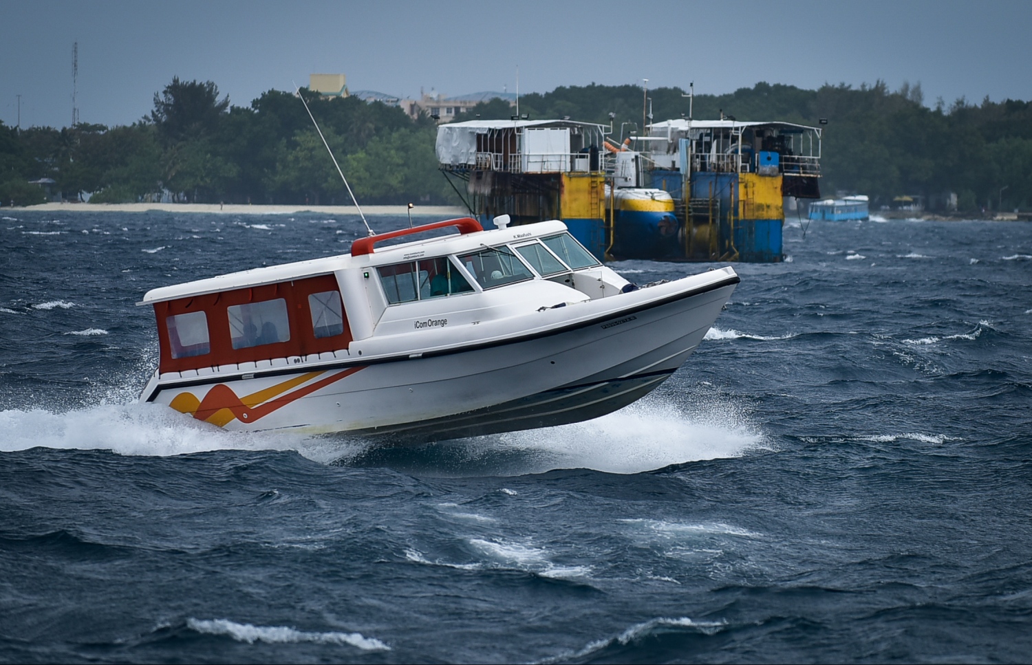 މާލެ: ނޮވެމްބަރު 30، 2017- ބާރުގަދަ ކޮޅިގަނޑުގެ ބިޔަ ރާޅުތަކުގެ ތެރެއިން ދުއްވާފައި ދާ ލޯންޗެއް. ސްރީ ލަންކާ ކައިރީގައި އުފެދިފައިވާ ކޮޅިގަނޑުގެ ބާރު ގަދަވުމާ އެކު އެގައުމަށް ރެޑް އެލާޓް ނެރެފައިވާއިރު، އެ ކޮޅިގަނޑުގެ އަސަރު ރާއްޖެއަށް ވެސް ކޮށްފައި. މި ކޮޅިގަނޑާ ގުޅިގެން ވިއްސާރައިގެ އަސަރު އެންމެ ބޮޑަށް ކުރާނީ އުތުރާއި މެދު ރާއްޖޭގެ ހިސާބުތަކަށް ކަމަށް މޯލްޑިވްސް މީޓިއޮރޮލޮޖިކަލް ސެންޓަރު (މެޓް) އިން ވަނީ ބުނެފައި.---ފޮޓޯ: ނިޝާން އަލީ/މިހާރު