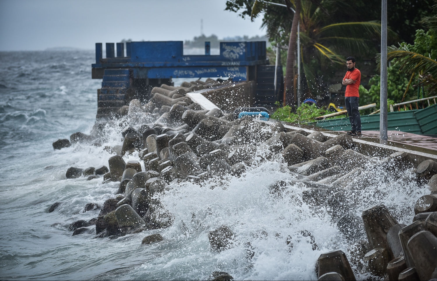 މާލެ: ނޮވެމްބަރު 30، 2017- ބާރުގަދަ ކޮޅިގަނޑުގައި ކުރީގެ ވެސްޓް ޕާކް ސަރަހައްދަށް ރާޅު އަރަނީ: ސްރީ ލަންކާ ކައިރީގައި އުފެދިފައިވާ ކޮޅިގަނޑުގެ ބާރު ގަދަވުމާ އެކު އެގައުމަށް ރެޑް އެލާޓް ނެރެފައިވާއިރު، އެ ކޮޅިގަނޑުގެ އަސަރު ރާއްޖެއަށް ވެސް ކޮށްފައި. މި ކޮޅިގަނޑާ ގުޅިގެން ވިއްސާރައިގެ އަސަރު އެންމެ ބޮޑަށް ކުރާނީ އުތުރާއި މެދު ރާއްޖޭގެ ހިސާބުތަކަށް ކަމަށް މޯލްޑިވްސް މީޓިއޮރޮލޮޖިކަލް ސެންޓަރު (މެޓް) އިން ވަނީ ބުނެފައި.---ފޮޓޯ: ނިޝާން އަލީ/މިހާރު