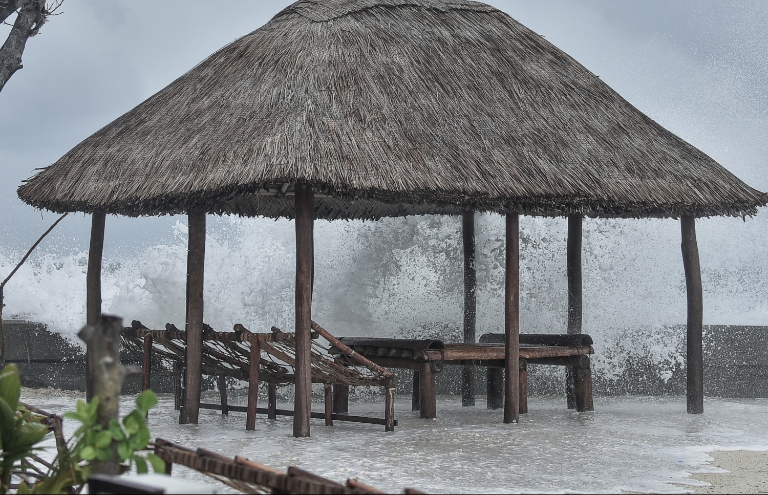 މާލެ: ނޮވެމްބަރު 30، 2017- ބާރުފަދަ ކޮޅިގަނޑުގައި، ރަސްފަންނު ސަރަހައްދަށް ރާޅު އަރަނީ: ލަންކާ ކައިރީގައި އުފެދިފައިވާ ބާރުގަދަ ކޮޅިގަނޑުގެ އަސަރު ރާއްޖެ އަށް ކޮށް މޫސުން ވަނީ ވަރަށް ބޮޑަށް ގޯސްވެފައި.---ފޮޓޯ: ނިޝާން އަލީ/މިހާރު