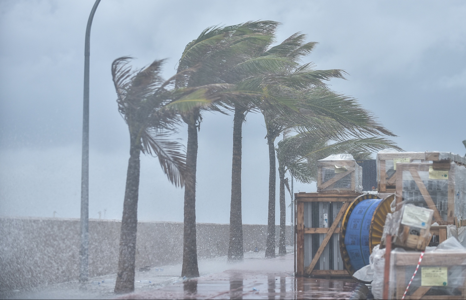 މާލެ: ނޮވެމްބަރު 30، 2017- ބާރުގަދަ ކޮޅިގަނޑުގައި މާލޭގެ ހުޅަނގު ކޮޅަށް ރާޅު އަރަނީ: އުތުރާއި މެދުރާއްޖެތެރޭގެ މޫސުން ވަރަށް ގޯސް.---ފޮޓޯ: ނިޝާން އަލީ/މިހާރު