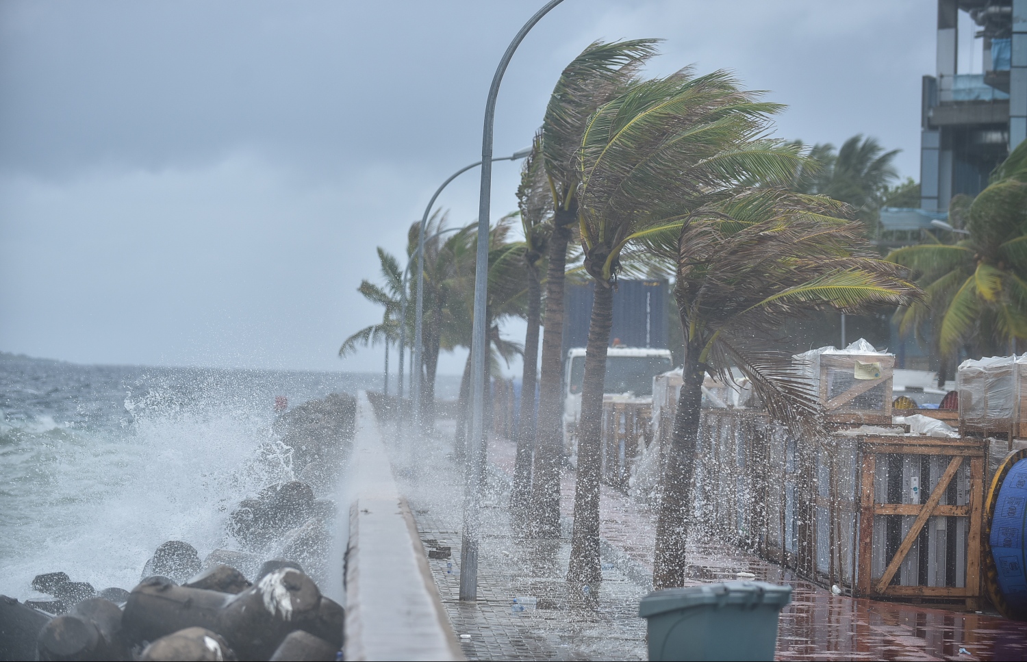 މާލެ: ނޮވެމްބަރު 30، 2017- ބާރުގަދަ ކޮޅިގަނޑުގައި މާލޭގެ ހުޅަނގު ކޮޅަށް ރާޅު އަރަނީ: އުތުރާއި މެދުރާއްޖެތެރޭގެ މޫސުން ވަރަށް ގޯސް.---ފޮޓޯ: ނިޝާން އަލީ/މިހާރު