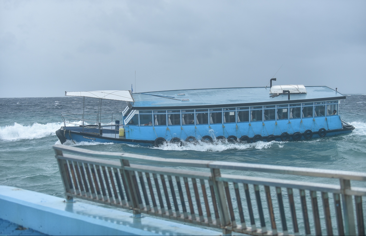 މާލެ: ނޮވެމްބަރު 30، 2017- ކޮޅިގަނޑުގެ ބިޔަ ރާޅުތަކުގެ ތެރެއިން ދަތުރުކޮށްފައި މާލޭގެ ފަޅަށް ވަންނަން އަންނަ ވިލިމާލޭގެ ފެރީއެއް: އާދަޔާ ޚިލާފަށް ކަނޑުގަދަ ވެފައިވާތީ، ދަތުރު ކުރުމުގައި ސަމާލުވުމަށް ކަމާ ގުޅޭ އިދާރާތަކުން ވަނީ އަންގާފައި.---ފޮޓޯ: ނިޝާން އަލީ/މިހާރު