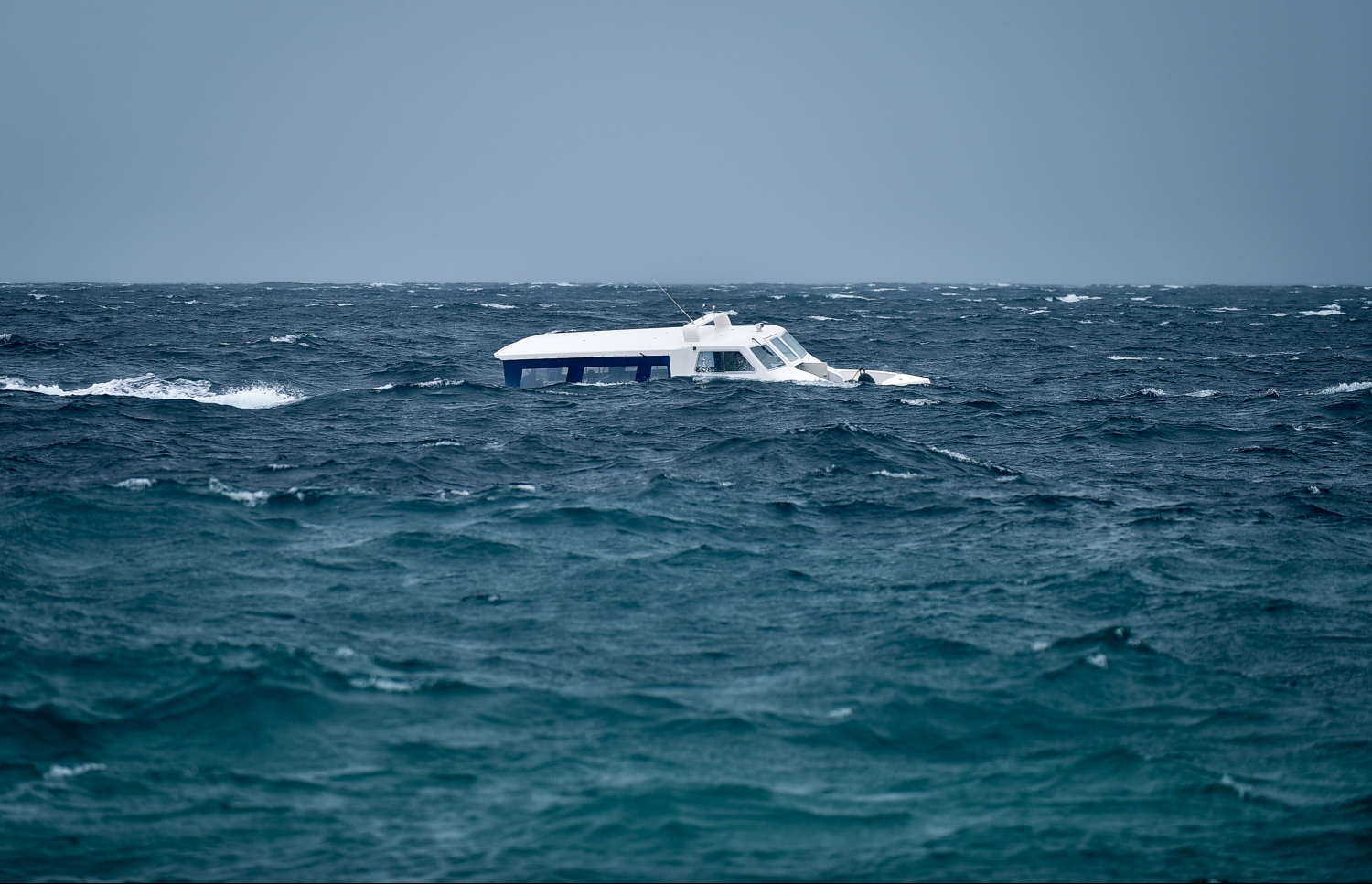 މާލެ: ނޮވެމްބަރު 30، 2017- ބާރުގަދަ ކޮޅިގަނޑާއެކު އުފެދިފައިވާ ބިޔަ ރާޅުތަކުގެ ތެރެއިން ދުއްވާފައި ދާ ލޯންޗެއް: ލަންކާ ކައިރީގައި އުފެދުނު ކޮޅިގަނޑުގެ އަސަރު ރާއްޖެ އަށް ކޮށް، ކަނޑު ވަނީ ގަދަވެފައި.---ފޮޓޯ: ނިޝާން އަލީ/މިހާރު