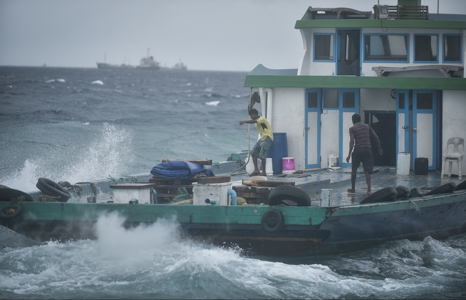 މާލެ: ނޮވެމްބަރު 30، 2017- މާލޭ ހުޅަނގު ދެކުނު ފަރާތުން ނުކުންނަ ސަޕްލައި ދޯންޏަކަށް ރާޅު ޖަހާތީ، އެ ދޯނީގެ ފަޅުވެރިން ހަރަކާތްތެރިވަނީ: ލަންކާ ކައިރީގައި އުފެދިފައިވާ ބާރުގަދަ ކޮޅިގަނޑުގެ އަސަރު ރާއްޖެ އަށް ވަނީ ކޮށްފައި.---ފޮޓޯ: ނިޝާން އަލީ/މިހާރު