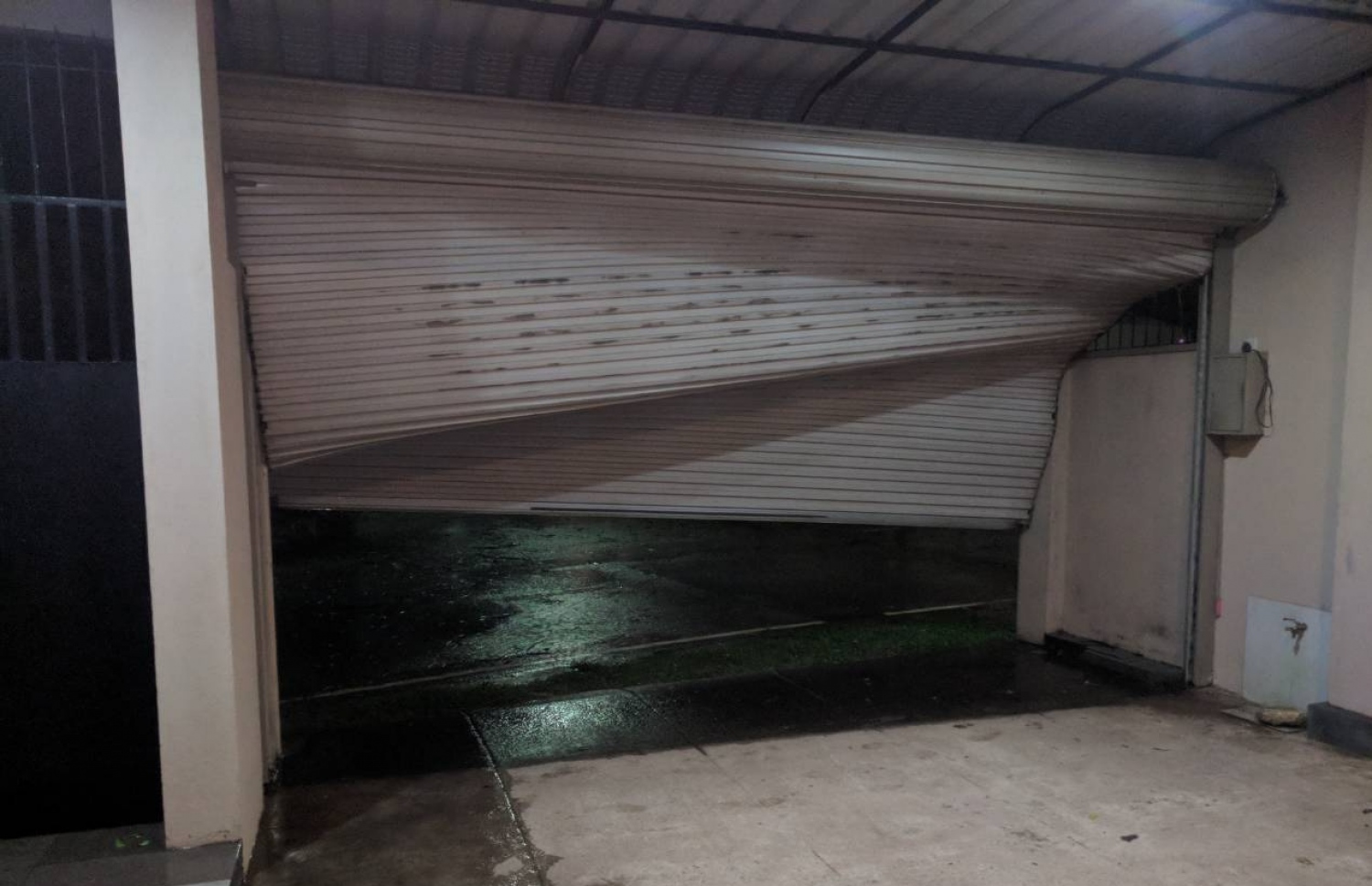 ލަންކާއަށް ކުރަމުން ދާ ވިއްސާރާގައި ދިވެހިން އުޅޭ ގެއެއްގެ ގަރާޖަށް ގެއްލުންވެފައި-- ފޮޓޯ: ކިޔުންތެރިއެއް