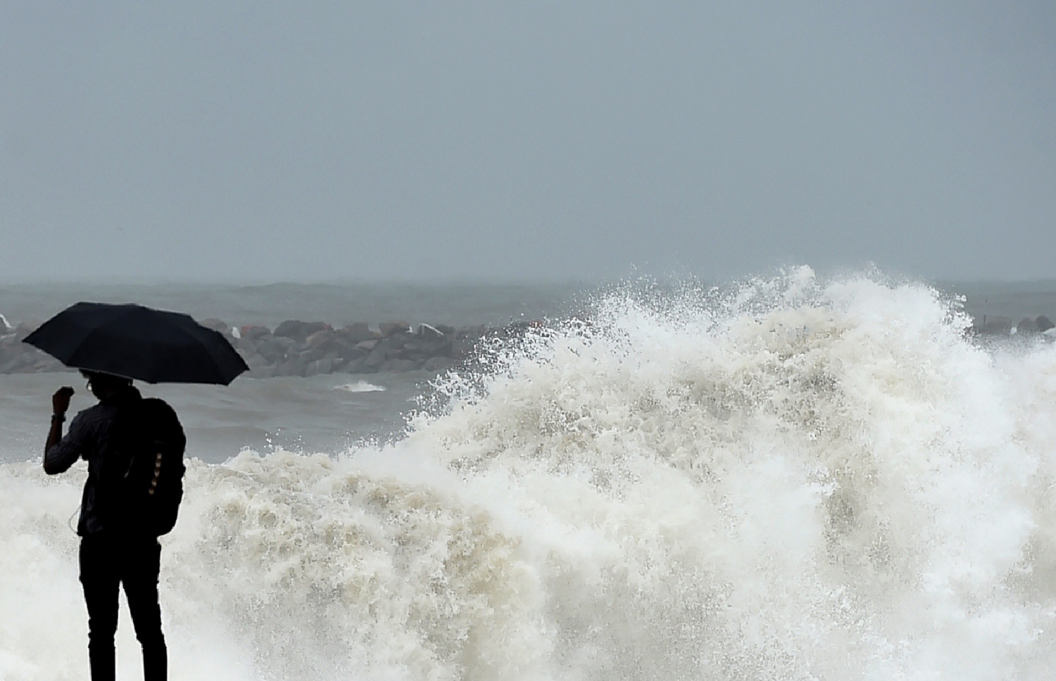 ކޮލަމްބޯގެ އައްސޭރި ސަރަހައްދުގައި ރާޅު އަރަމުންދާ އިރު މީހަކު މިއަދު ކުޑަ ނަގައިގެން. --ފޮޓޯ:އޭއެފްޕީ