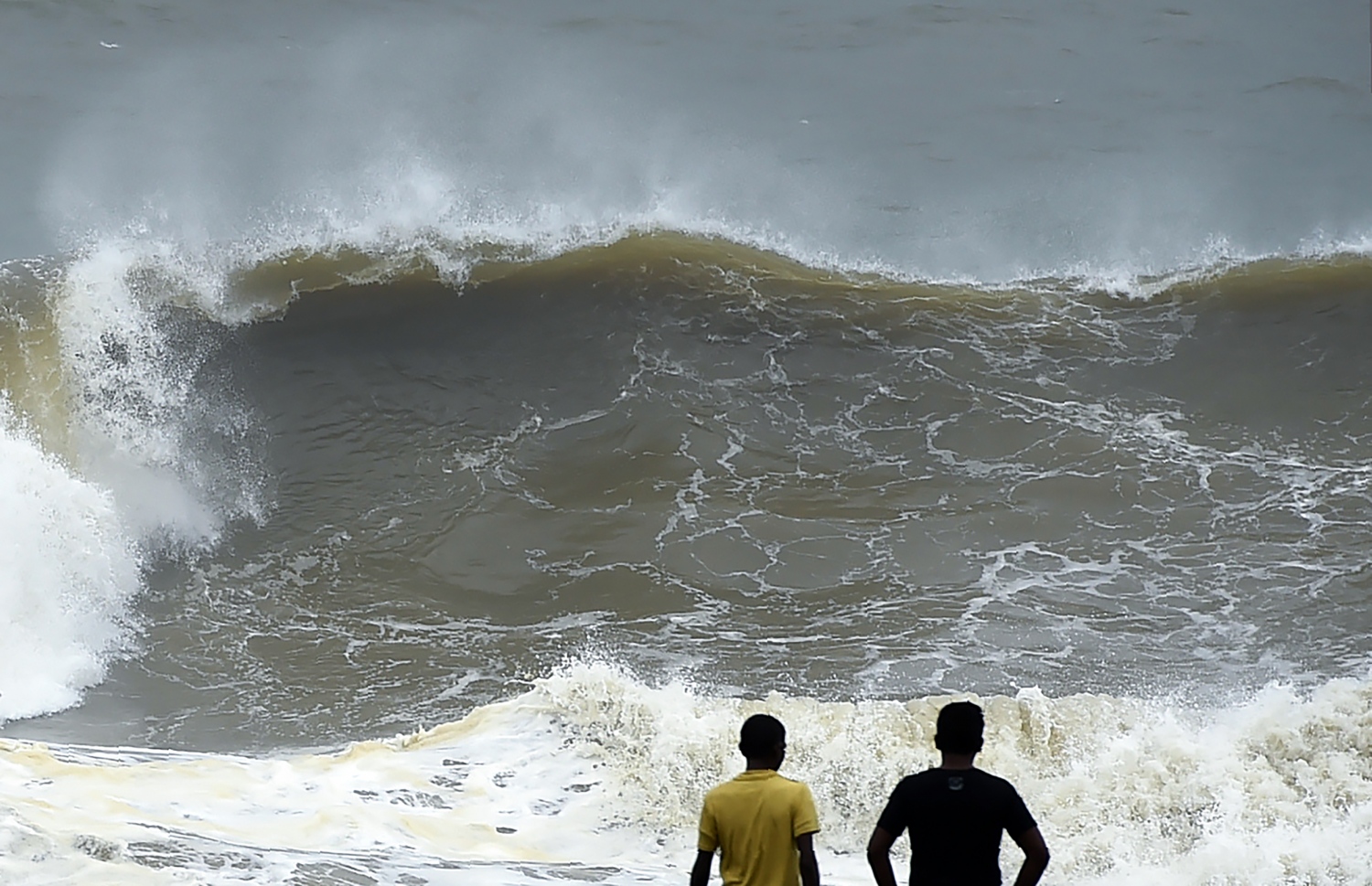 ކޮލަމްބޯގެ އައްސޭރި ސަރަހައްދުގައި ރާޅު އަރަމުންދާ އިރު ދެ މީހަކު ބަލަހައްޓައިގެން. --ފޮޓޯ:އޭއެފްޕީ