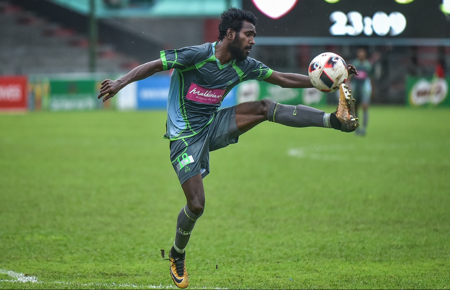 މިއަދުގެ މެޗުގެ ތެރެއިން ގްރީން ސްޓްރީޓްސްގެ ނިޒާމްބެ ބޯޅަ ކޮންޓްރޯލް ކުރަނީ.-- ފޮޓޯ: ނިޝާން އަލީ/ މިހާރު