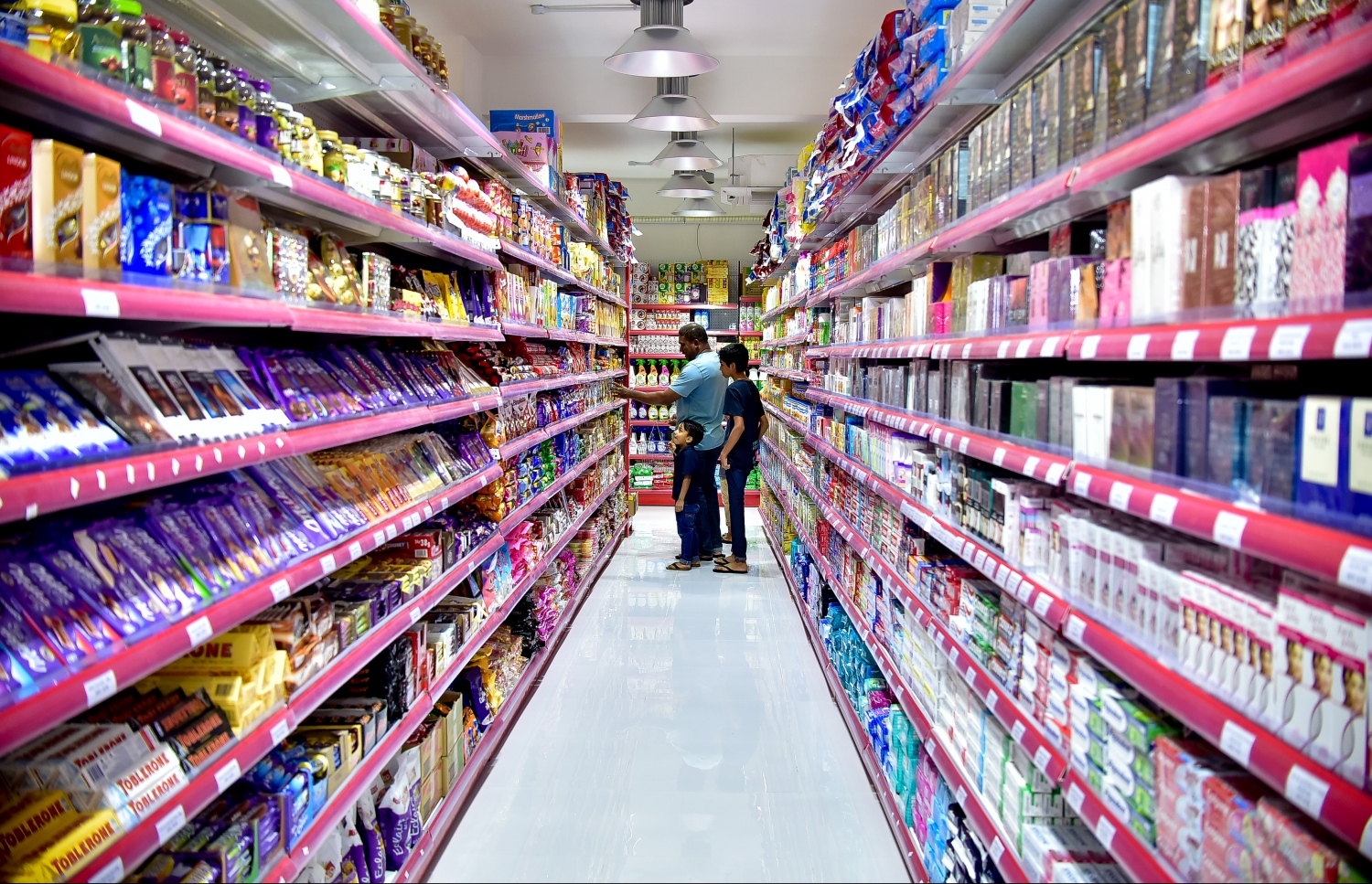 މާލެ: ނޮވެމްބަރު 30، 2017- މިރޭ ހުޅުވި ރެޑް ވޭވްގެ ހަތް ވަނަ ފިހާރައިން ބަޔަކު ވިޔަފާރި ކުރަނީ: ފަރުނީޗަރާއި މޮބައިލް ފޯނު ފިހާރައެއް ވެސް ހުޅުވުމަށް ރެޑް ވޭވުން އަންނަނީ މަސައްކަތް ކުރަމުން.---ފޮޓޯ: ނިޝާން އަލީ/މިހާރު