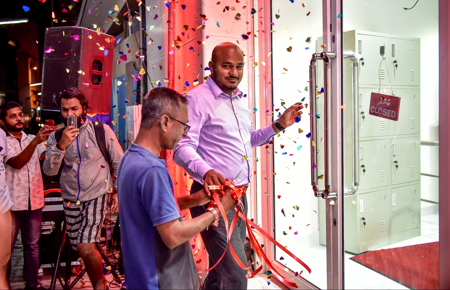 މާލެ: ނޮވެމްބަރު 30، 2017- ރެޑް ވޭވްގެ ހަތް ވަނަ ފިހާރަ، އެތަނުގެ ޖެނެރަލް މެނޭޖަރު އަދި ބާރަށު ދާއިރާގެ ޕީޕީއެމްގެ މެމްބަރު ޝުޖާއު މިރޭ ހުޅުއްވައި ދެއްވަނީ: މަޝްހޫރު ވިޔަފާރިވެރިޔާ އަދި އޭދަފުށީ ދާއިރާގެ މެމްބަރު އަހުމަދު ސަލީމްގެ މި ވިޔަފާރި އަންނަނީ ވަރަށް ހަލުއިކަމާ އެކު ފުޅާކުރަމުން. މޮބައިލް އަދި ފަރުނީޗަރު ވިއްކުމަށް ޚާއްސަ ފިހާރައެެއް ހުޅުވުމަށް ވެސް ސަލީމް އަންނަނީ ތައްޔާރުވަމުން.---ފޮޓޯ: ނިޝާން އަލީ/މިހާރު