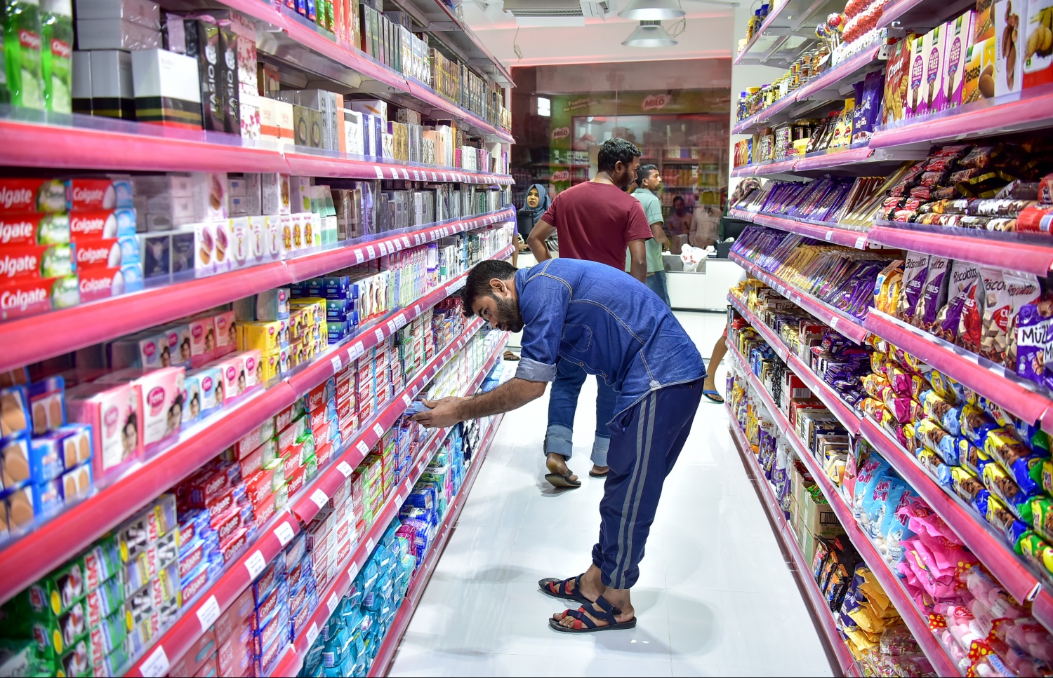 މާލެ: ނޮވެމްބަރު 30، 2017- މިރޭ ހުޅުވި ރެޑް ވޭވްގެ ހަތް ވަނަ ފިހާރައިން ބަޔަކު ވިޔަފާރި ކުރަނީ: ފަރުނީޗަރާއި މޮބައިލް ފޯނު ފިހާރައެއް ވެސް ހުޅުވުމަށް ރެޑް ވޭވުން އަންނަނީ މަސައްކަތް ކުރަމުން.---ފޮޓޯ: ނިޝާން އަލީ/މިހާރު