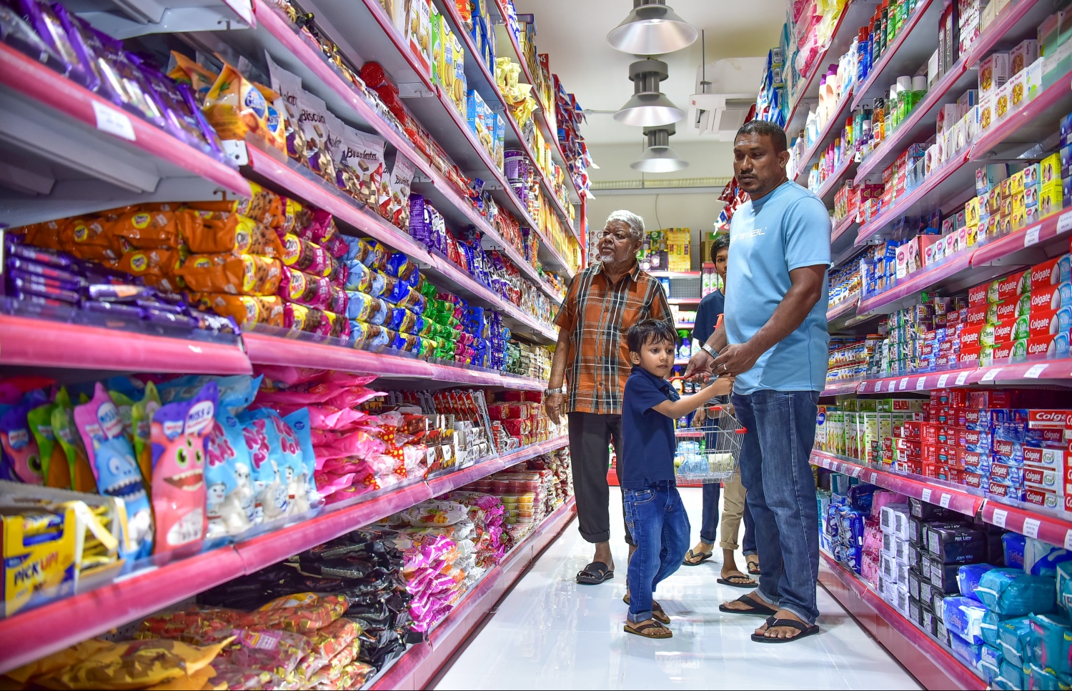 މާލެ: ނޮވެމްބަރު 30، 2017- މިރޭ ހުޅުވި ރެޑް ވޭވްގެ ހަތް ވަނަ ފިހާރައިން ބަޔަކު ވިޔަފާރި ކުރަނީ: ފަރުނީޗަރާއި މޮބައިލް ފޯނު ފިހާރައެއް ވެސް ހުޅުވުމަށް ރެޑް ވޭވުން އަންނަނީ މަސައްކަތް ކުރަމުން.---ފޮޓޯ: ނިޝާން އަލީ/މިހާރު