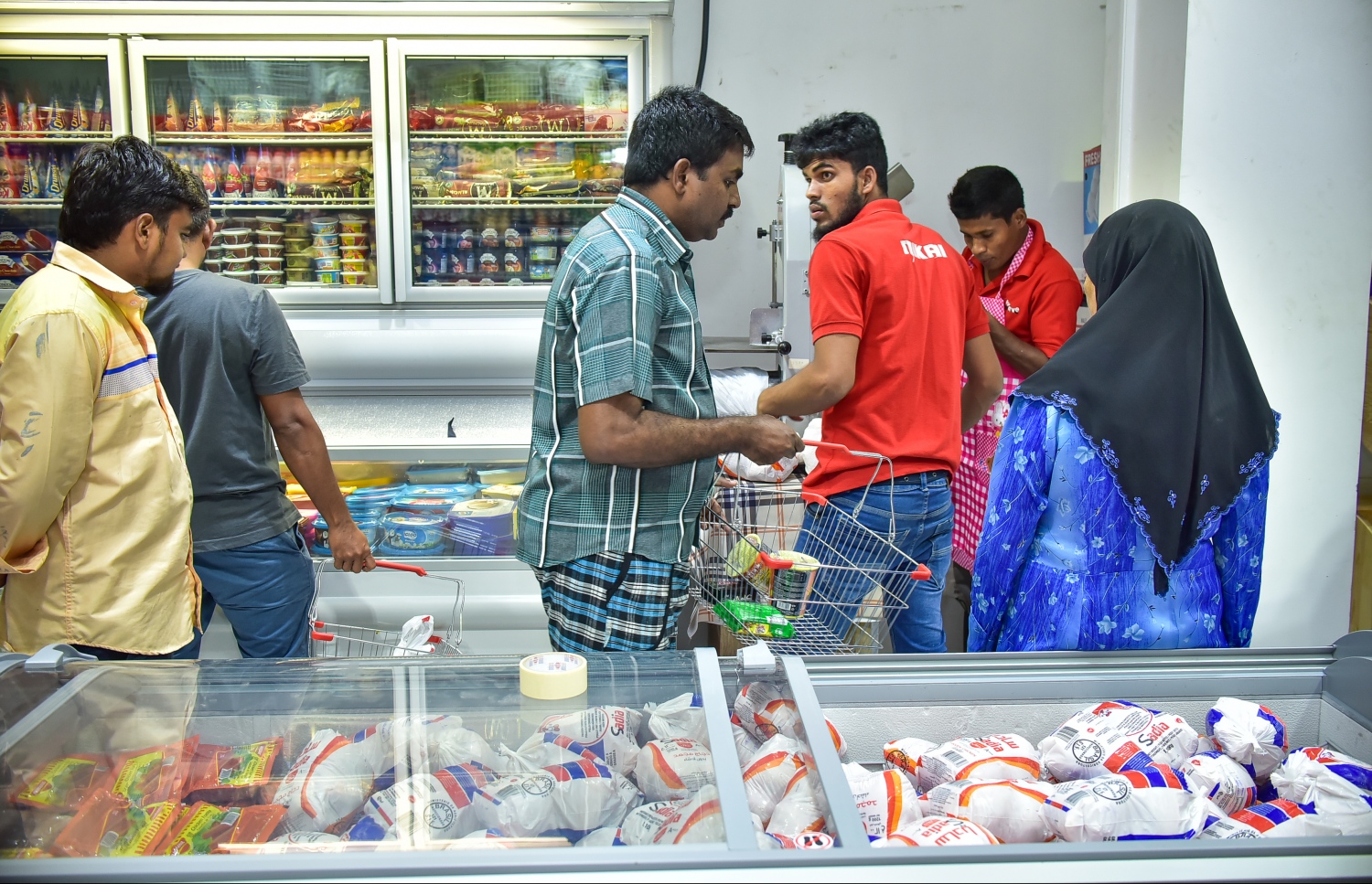 މާލެ: ނޮވެމްބަރު 30، 2017- މިރޭ ހުޅުވި ރެޑް ވޭވްގެ ހަތް ވަނަ ފިހާރައިން ބަޔަކު ވިޔަފާރި ކުރަނީ: ފަރުނީޗަރާއި މޮބައިލް ފޯނު ފިހާރައެއް ވެސް ހުޅުވުމަށް ރެޑް ވޭވުން އަންނަނީ މަސައްކަތް ކުރަމުން.---ފޮޓޯ: ނިޝާން އަލީ/މިހާރު