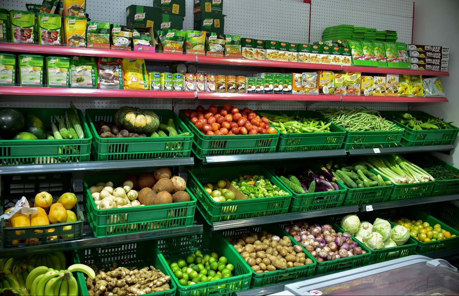 މާލެ: ނޮވެމްބަރު 30، 2017- މާލޭގައި މިހާރު އެންމެ ހަލުއިކޮށް ވިޔަފާރި ފުޅާކުރަމުން އަންނަ އެއް ތަނަކީ ރެޑް ވޭވް: މަޝްހޫރު ވިޔަފާރިވެރިޔާ އަދި އޭދަފުށީ ދާއިރާގެ މެމްބަރު އަހުމަދު ސަލީމްގެ މި ވިޔަފާރި ފުޅާކުރުމުގެ ގޮތުން، ރެޑް ވޭވްގެ ހަތް ވަނަ ފިހާރަ މާލޭގައި މިރޭ ވަނީ ހުޅުވާފައި. ފޮޓޯއިން އެ ފެންނަނީ މާފަންނު ދުނބުރި މިސްކިތް ހުންނަ މަގުގައި ހުޅުވި ރެޑް ވޭވްގެ އާ ފިހާރައިގައި ވިއްކަން ބަހައްޓާފައި ހުރި ތަރުކާރީގެ ބައެއް ބާވަތްތައް.---ފޮޓޯ: ނިޝާން އަލީ/މިހާރު