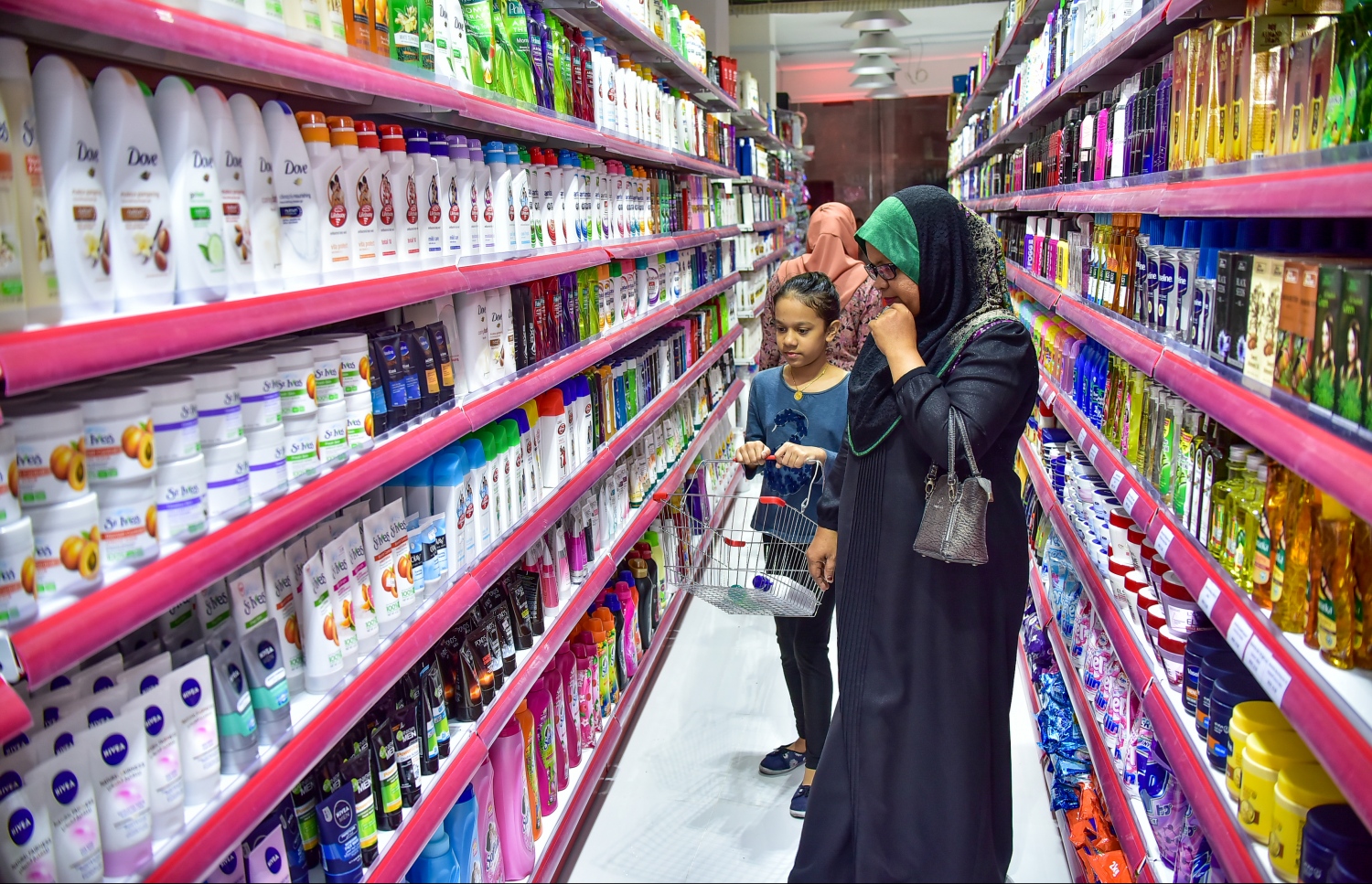 މާލެ: ނޮވެމްބަރު 30، 2017- މިރޭ ހުޅުވި ރެޑް ވޭވްގެ ހަތް ވަނަ ފިހާރައިން ބަޔަކު ވިޔަފާރި ކުރަނީ: ފަރުނީޗަރާއި މޮބައިލް ފޯނު ފިހާރައެއް ވެސް ހުޅުވުމަށް ރެޑް ވޭވުން އަންނަނީ މަސައްކަތް ކުރަމުން.---ފޮޓޯ: ނިޝާން އަލީ/މިހާރު