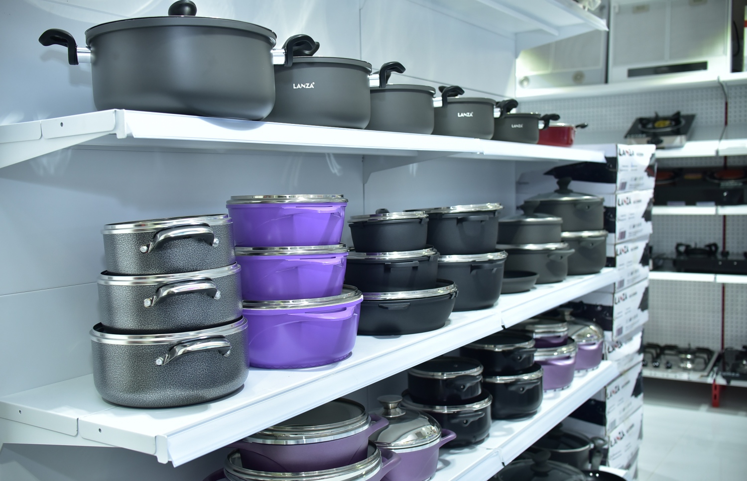 މާލެ: ނޮވެމްބަރު 30، 2017- މިރޭ ހުޅުވި ރެޑް ވޭވްގެ ހަތް ވަނަ ފިހާރާގައި ވިއްކަން ބަހައްޓާފައި ހުރި، ބަދިގޭގައި ގެންގުޅޭ ބައެއް ސާމާނު: ފަރުނީޗަރާއި މޮބައިލް ފޯނު ފިހާރައެއް ވެސް ހުޅުވުމަށް ރެޑް ވޭވުން އަންނަނީ މަސައްކަތް ކުރަމުން.---ފޮޓޯ: ނިޝާން އަލީ/މިހާރު