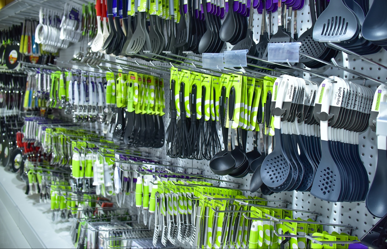 މާލެ: ނޮވެމްބަރު 30، 2017- މިރޭ ހުޅުވި ރެޑް ވޭވްގެ ހަތް ވަނަ ފިހާރާގައި ވިއްކަން ބަހައްޓާފައި ހުރި، ބަދިގޭގައި ގެންގުޅޭ ބައެއް ސާމާނު: މާފަންނު ދުނބުރި މިސްކިތް ހުންނަ ކާނޭޝަން މަގުގައި ހުޅުވި މި ފިހާރައިން ވެސް ވަރަށް ހެޔޮ އަގެއްގައި މުދާ ގަންނަން ލިބޭނެ ކަމަށް ރެޑް ވޭވުން ބުނޭ.---ފޮޓޯ: ނިޝާން އަލީ/މިހާރު