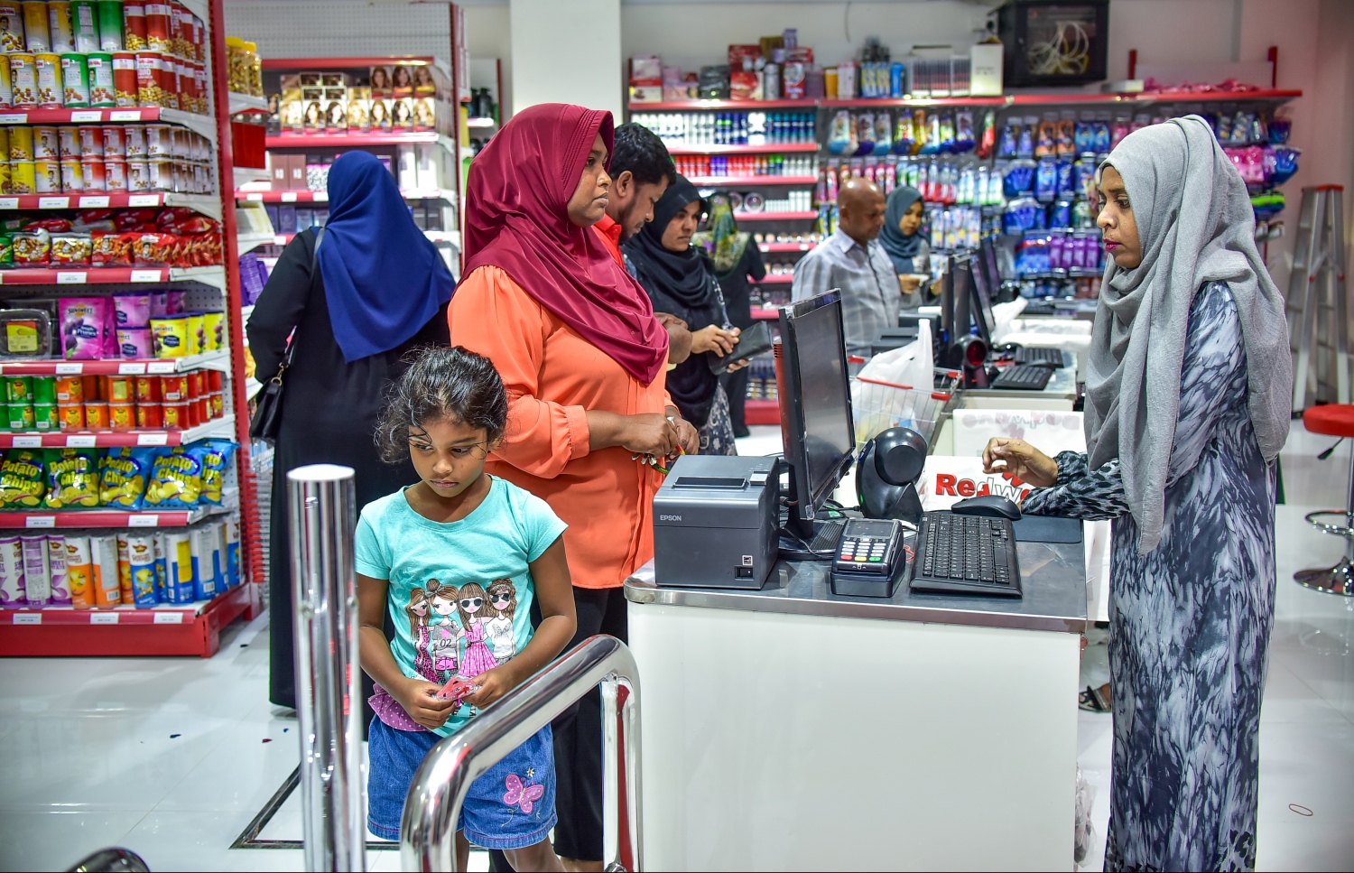 ރެޑްވޭވުން މިރޭ ހުޅުވި ފިހާރައިން ބަޔަކު ވިޔަފާރ ކުރަނީ: އަދިވެސް ފިހާރަތައް އިތުރުކުރަން ރެޑް ވޭވުން ވަނީ ރާވާފައި --ފޮޓޯ: ނިޝާން އަލީ/މިހާރު