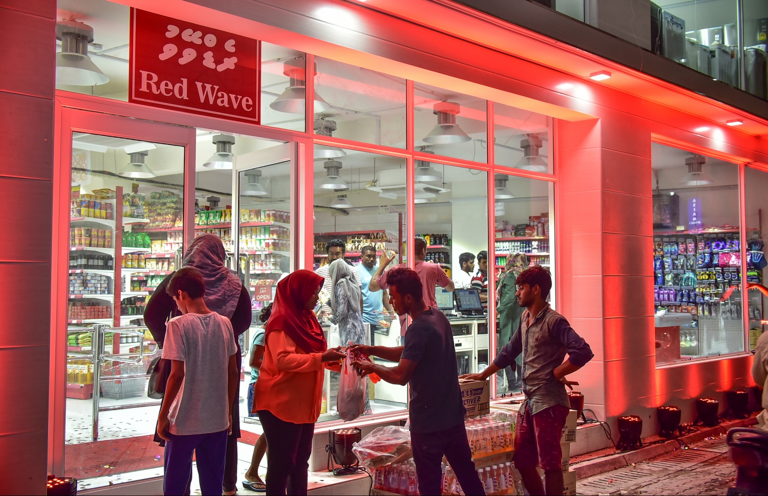 މާލެ: ނޮވެމްބަރު 30، 2017- މިރޭ ހުޅުވި ރެޑް ވޭވްގެ ހަތް ވަނަ ފިހާރައިން ވިޔަފާރި ކުރުމަށް ފަހު ނުކުތް މީހަކަށް ބޯނަސްގެ ގޮތުގައި ހަދިޔާ ދެނީ: މި ފިހާރަ ހުންނަނީ މާފަންނު ދުނބުރި މިސްކިތް ހުންނަ މަގުގައި.---ފޮޓޯ: ނިޝާން އަލީ/މިހާރު