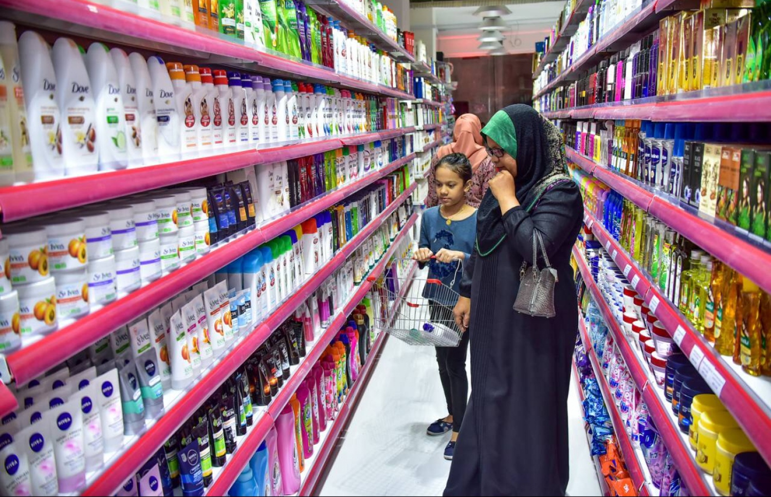 ފުޅާ ދާއިރާއެއްގައި ރީޓެއިލް ވިޔަފާރިކުރާ ރެޑް ވޭވުން މިރޭ ހުޅުވި ފިހާރައިން ބަޔަކު ވިޔަފާރިކުރަނީ. ފޮޓޯ: ނިޝާން އަލީ/މިހާރު